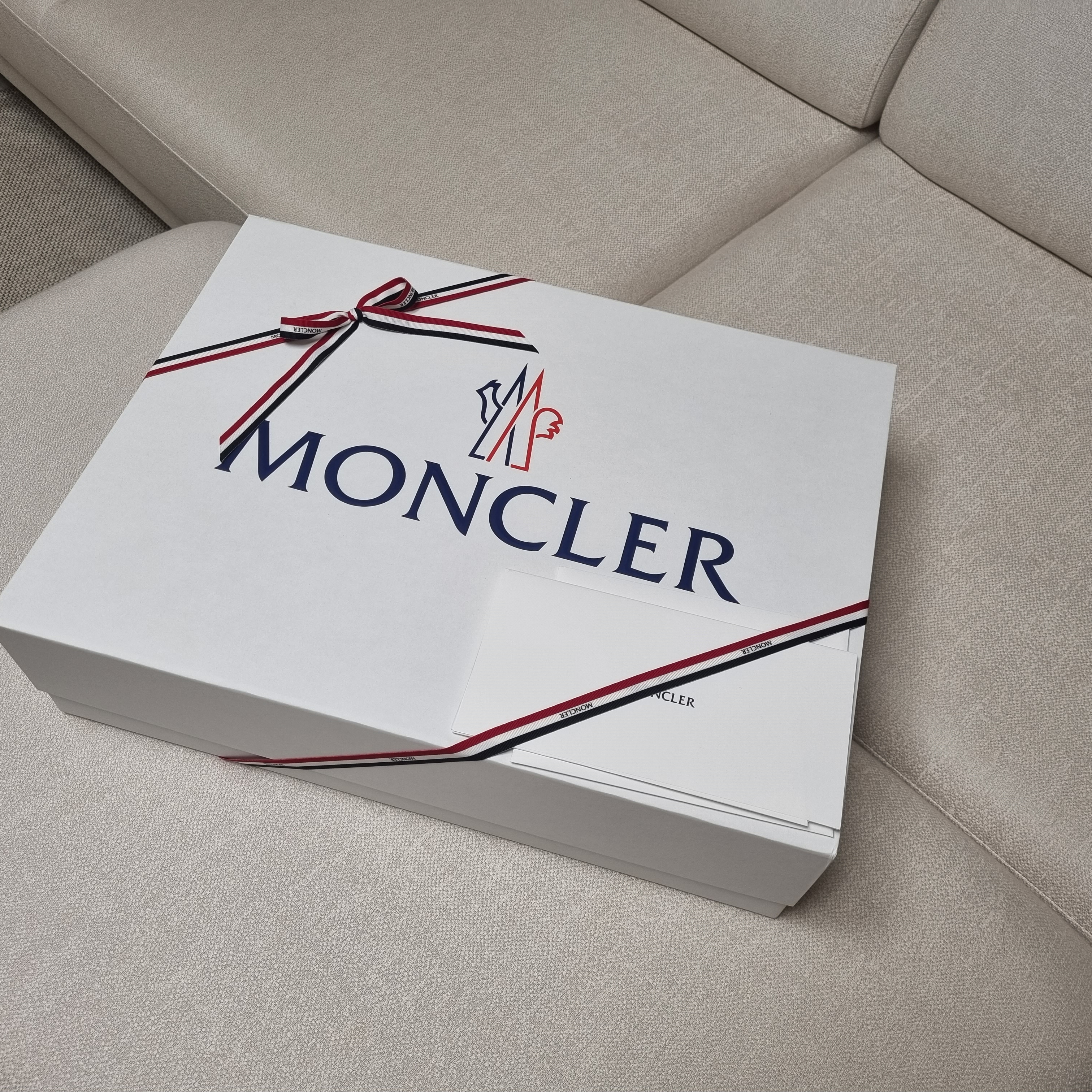 Moncler Amiot Short Down Jacket Black - 22FW 착용 스타일 - 2