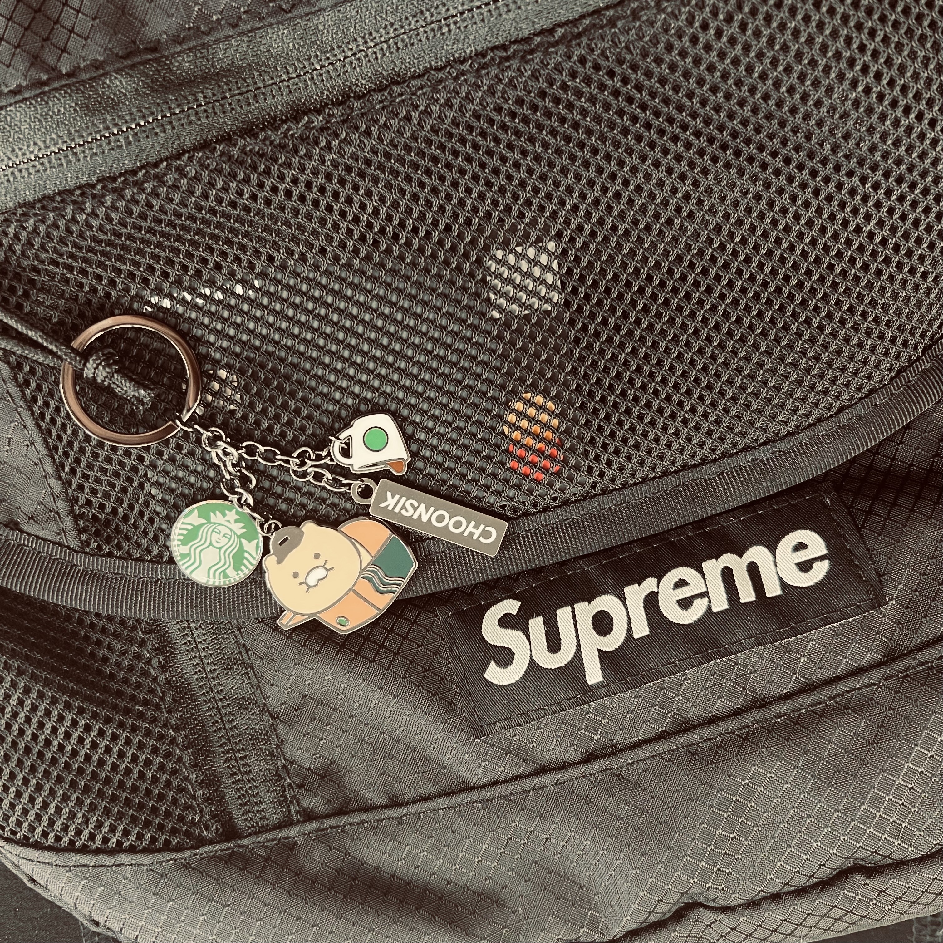 Starbucks Barista Choonsik Keychain, Supreme Small Messenger Bag Black - 22SS 착용 스타일