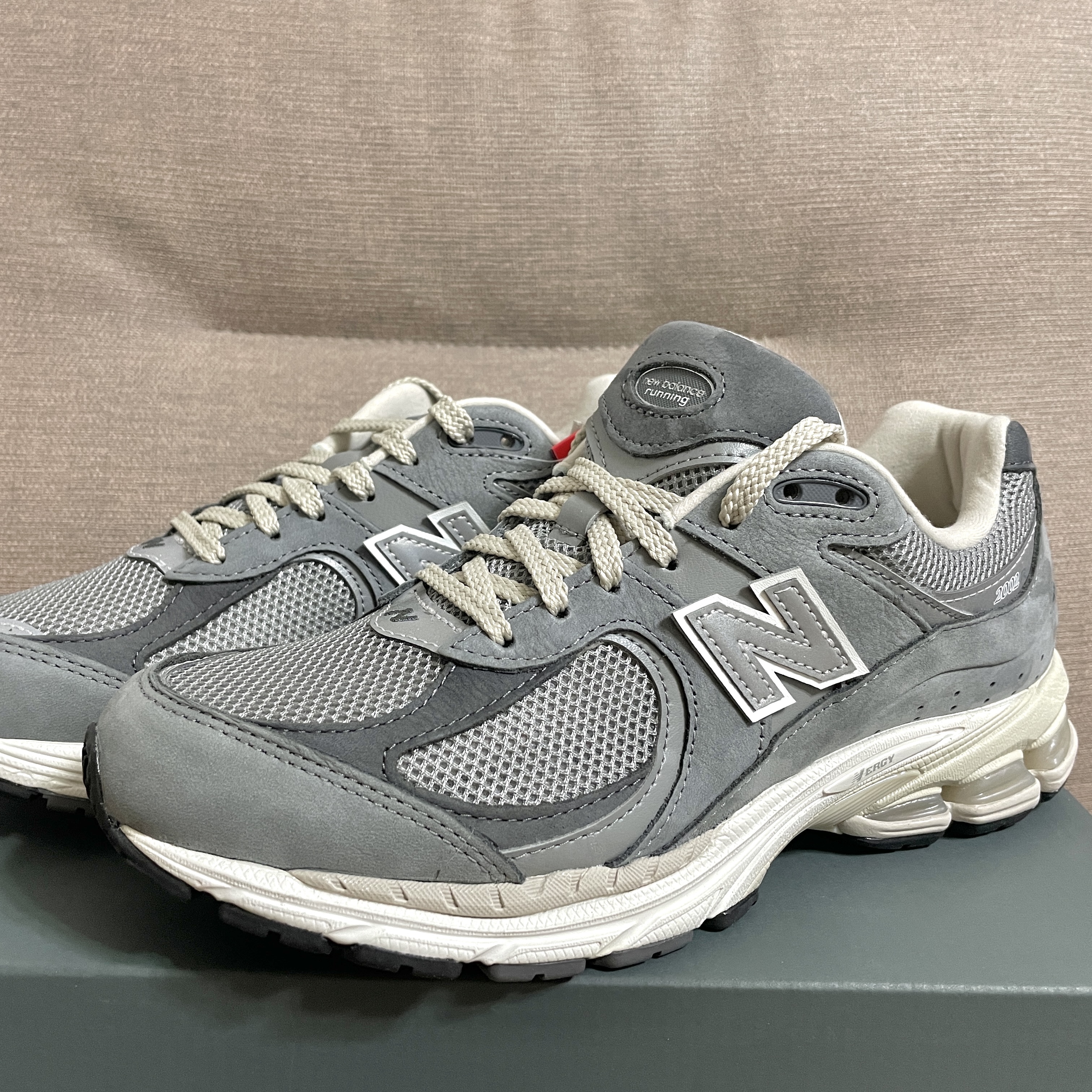 New Balance 2002R Premium Vintage Grey 착용 스타일