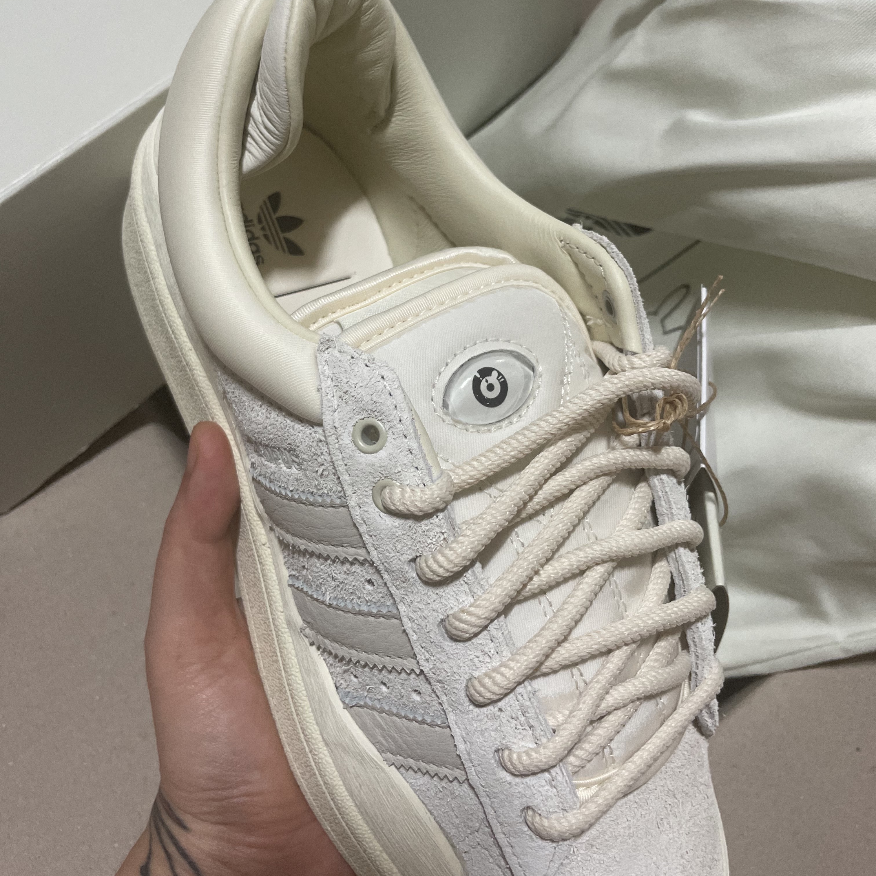 Adidas x Bad Bunny Campus Light Cloud White 착용 스타일 - 1
