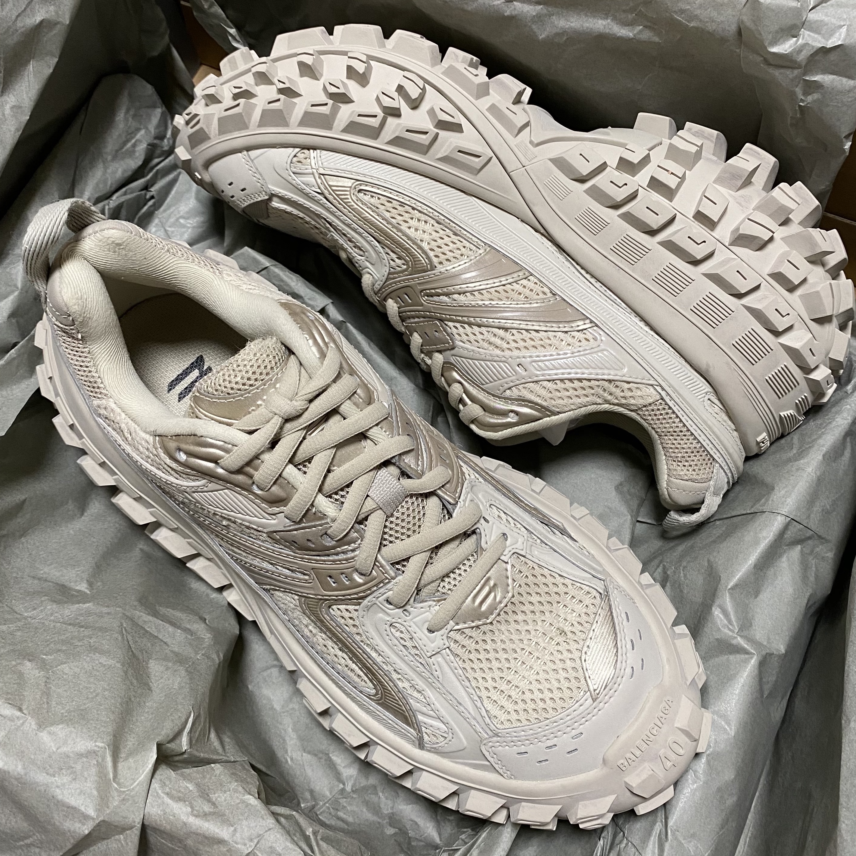 Balenciaga Defender Sneakers Beige 착용 스타일