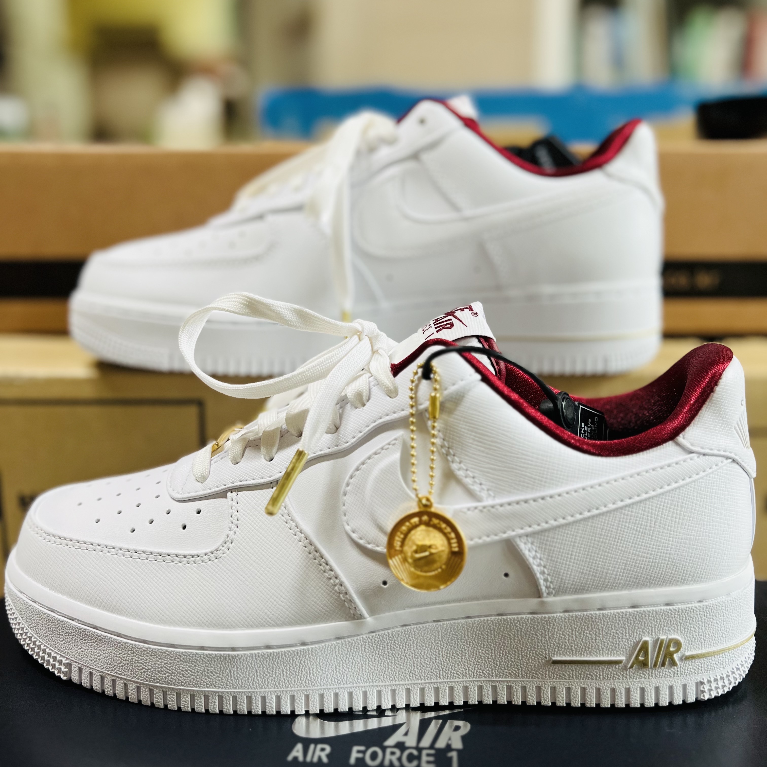 (W) Nike Air Force 1 '07 SE White Team Red 착용 스타일 - 2