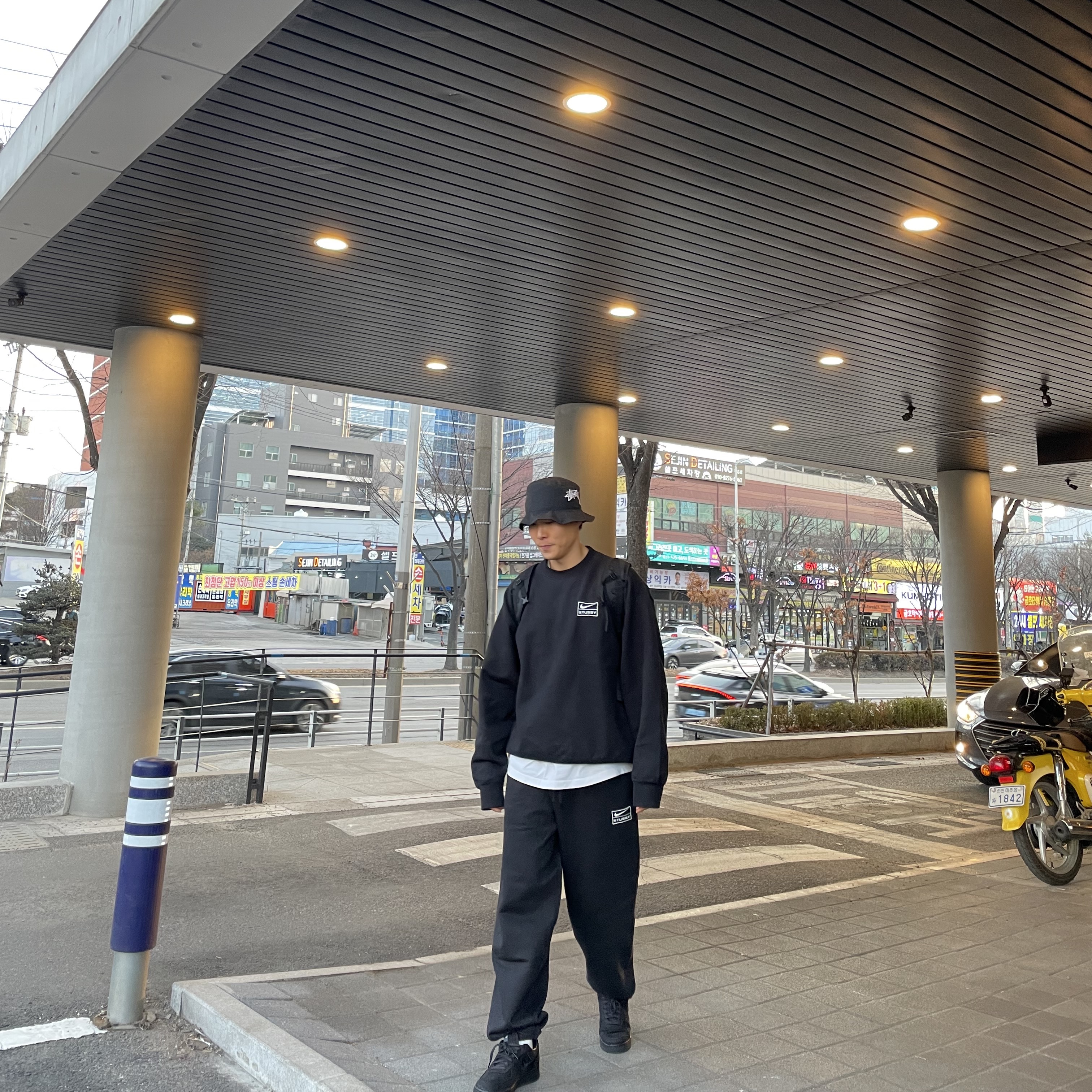 Nike x Stussy NRG Washed Fleece Crewneck Black (DO5310-010), Nike x Stussy NRG Washed Fleece Pants Black (DO5296-010) 착용 스타일 - 2