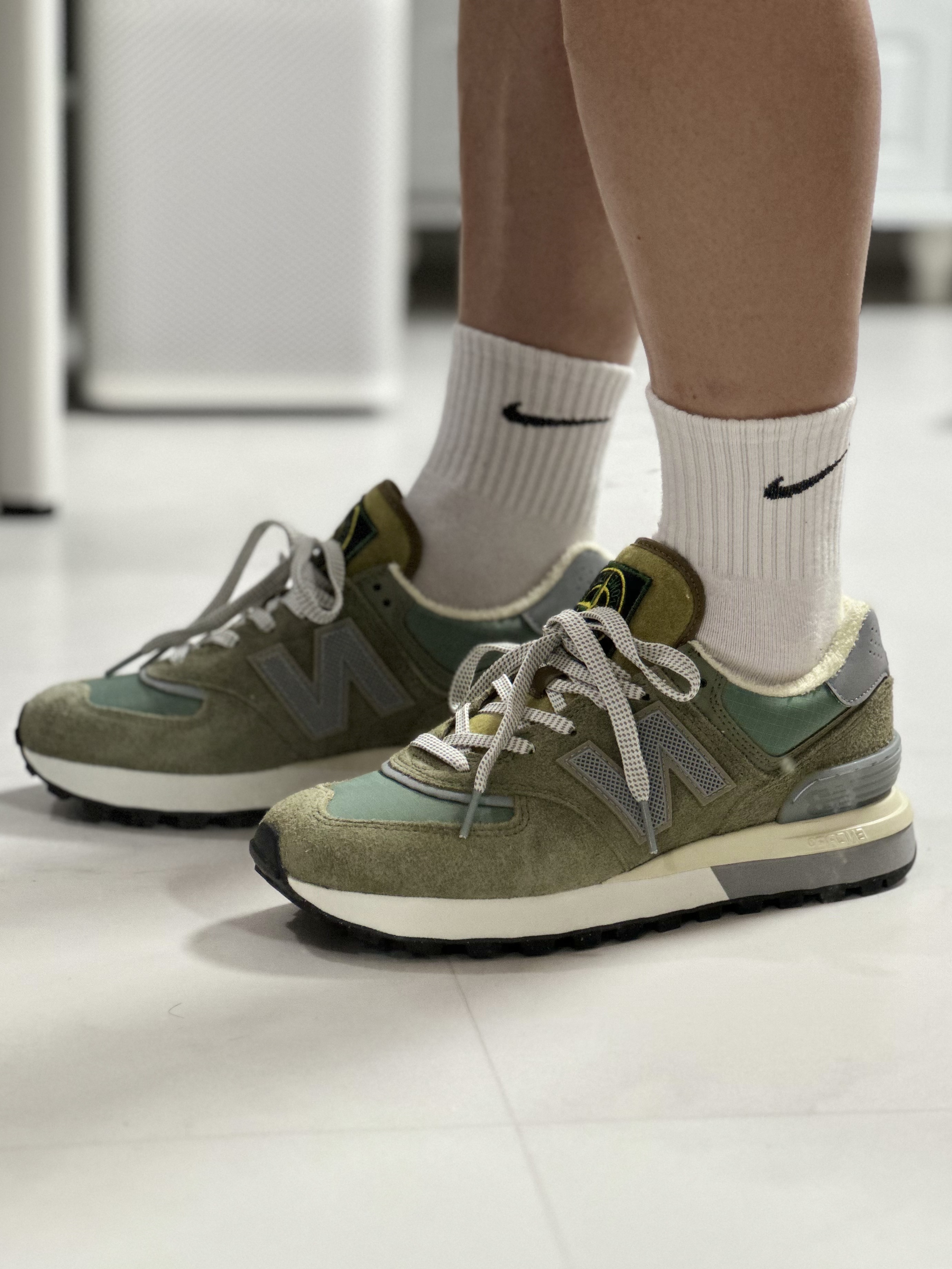 New Balance x Stone Island 574 Legacy Green 착용 스타일 - 3