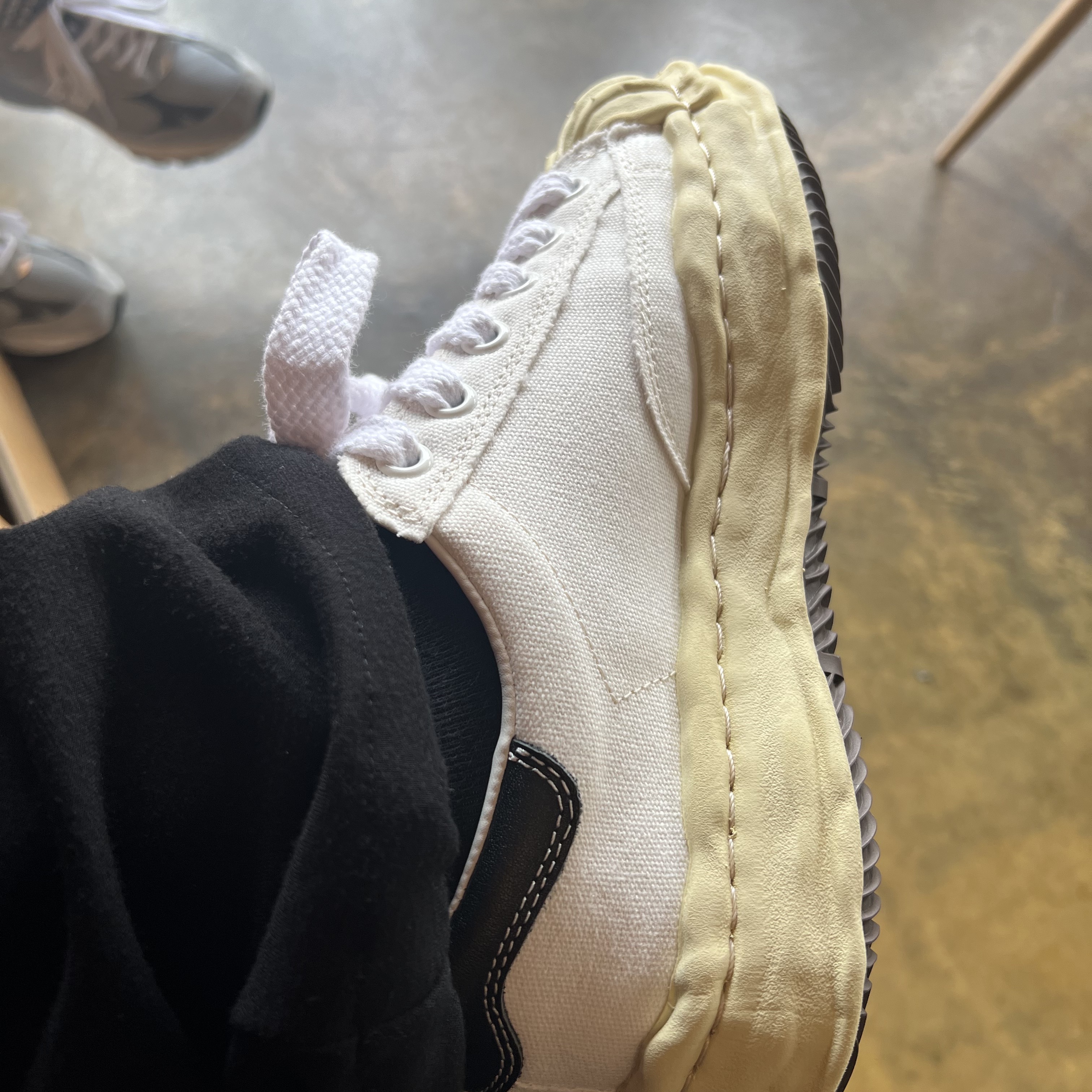 Maison Mihara Yasuhiro Blakey VL OG Sole Canvas Low-top Sneakers White 착용 스타일 - 2