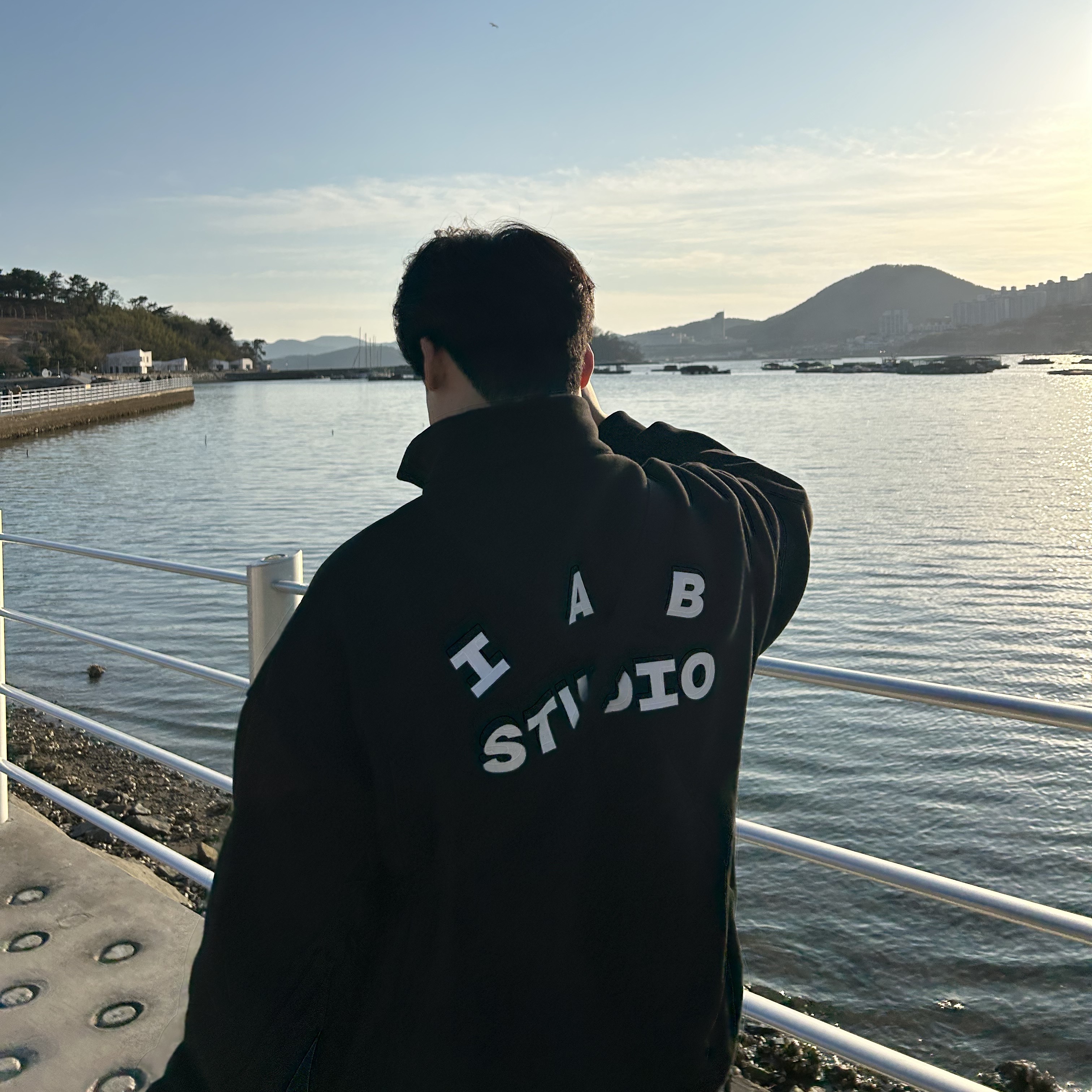IAB Studio Half Zip-Up Black White, Jordan 1 Mid Light Smoke Grey 착용 스타일 - 3