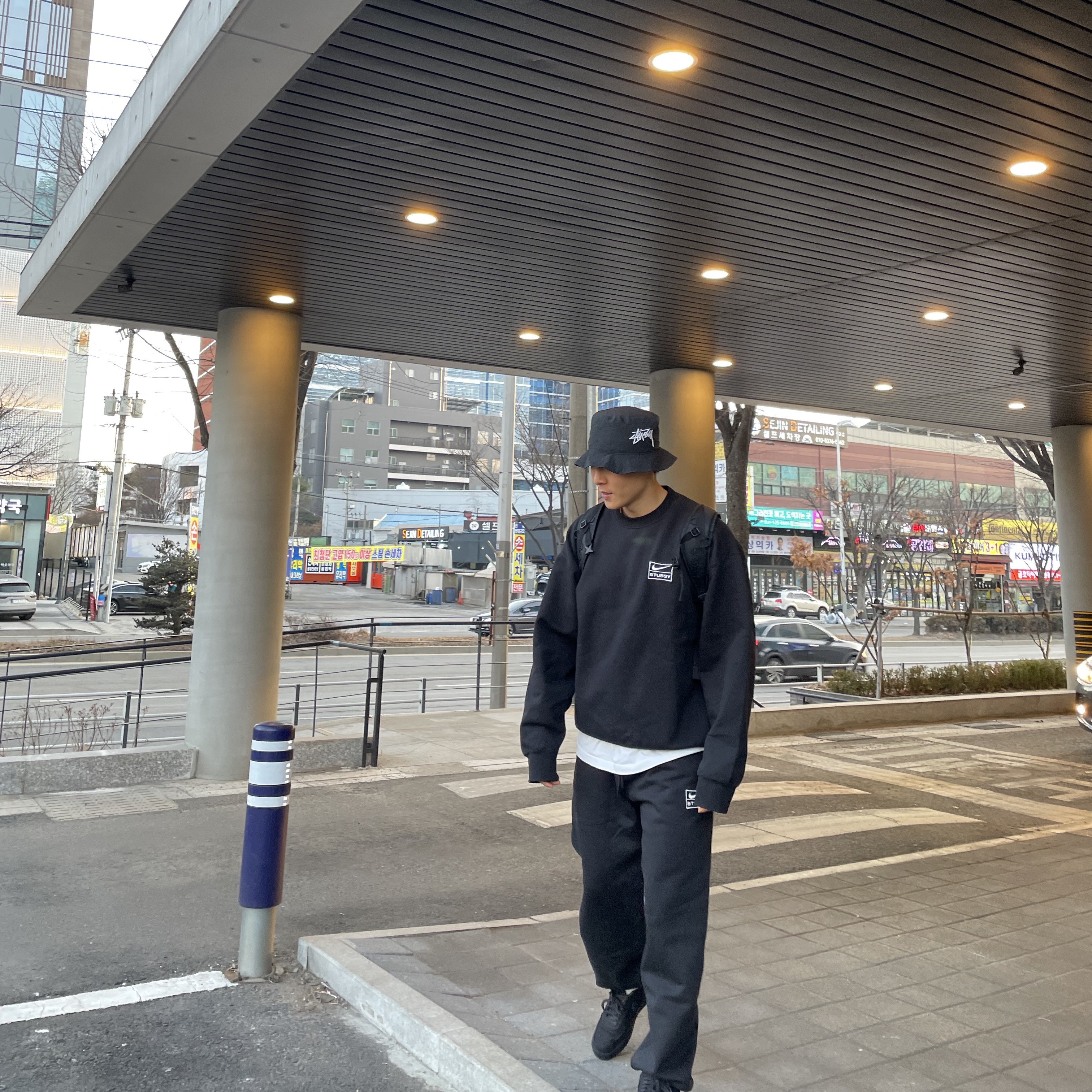 Nike x Stussy NRG Washed Fleece Crewneck Black (DO5310-010), Nike x Stussy NRG Washed Fleece Pants Black (DO5296-010) 착용 스타일 - 3