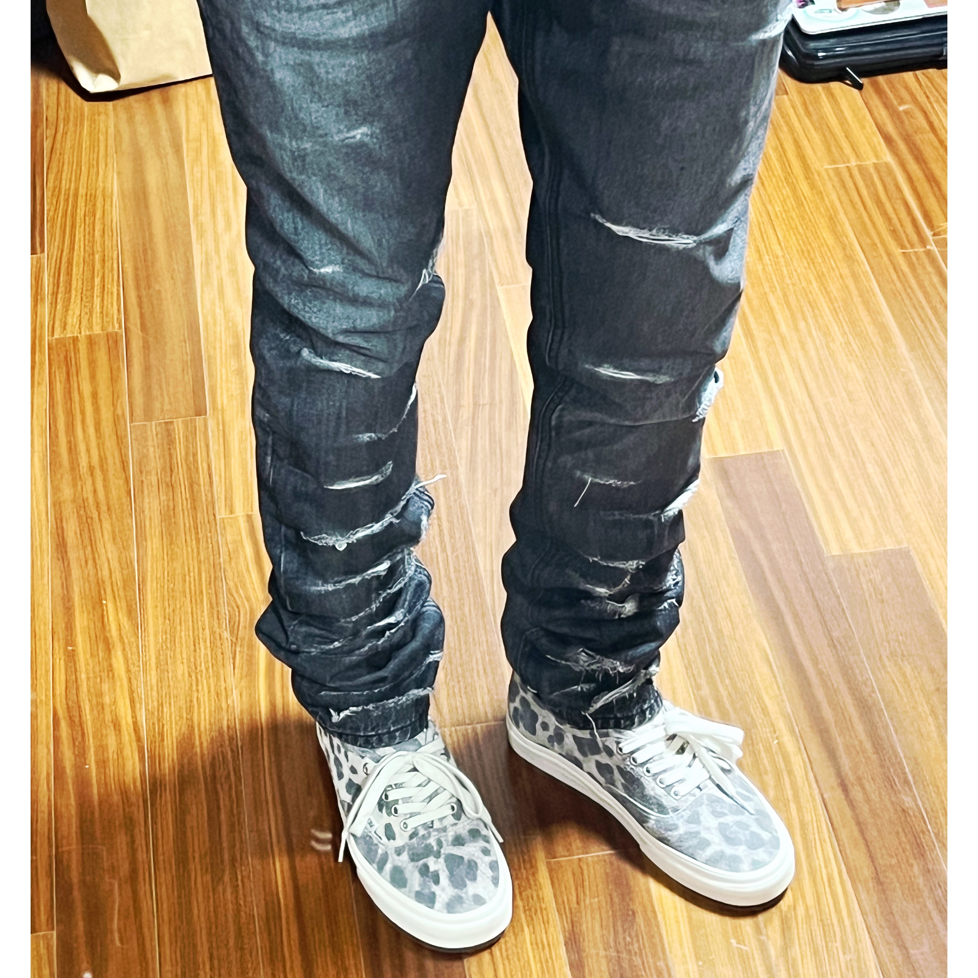 Undermycar Ecdysis Destroyed Wax Coating Jeans with Konic Section Obsidian - 22FW, Vans Vault x CDG OG Authentic LX White Black 착용 스타일 - 3
