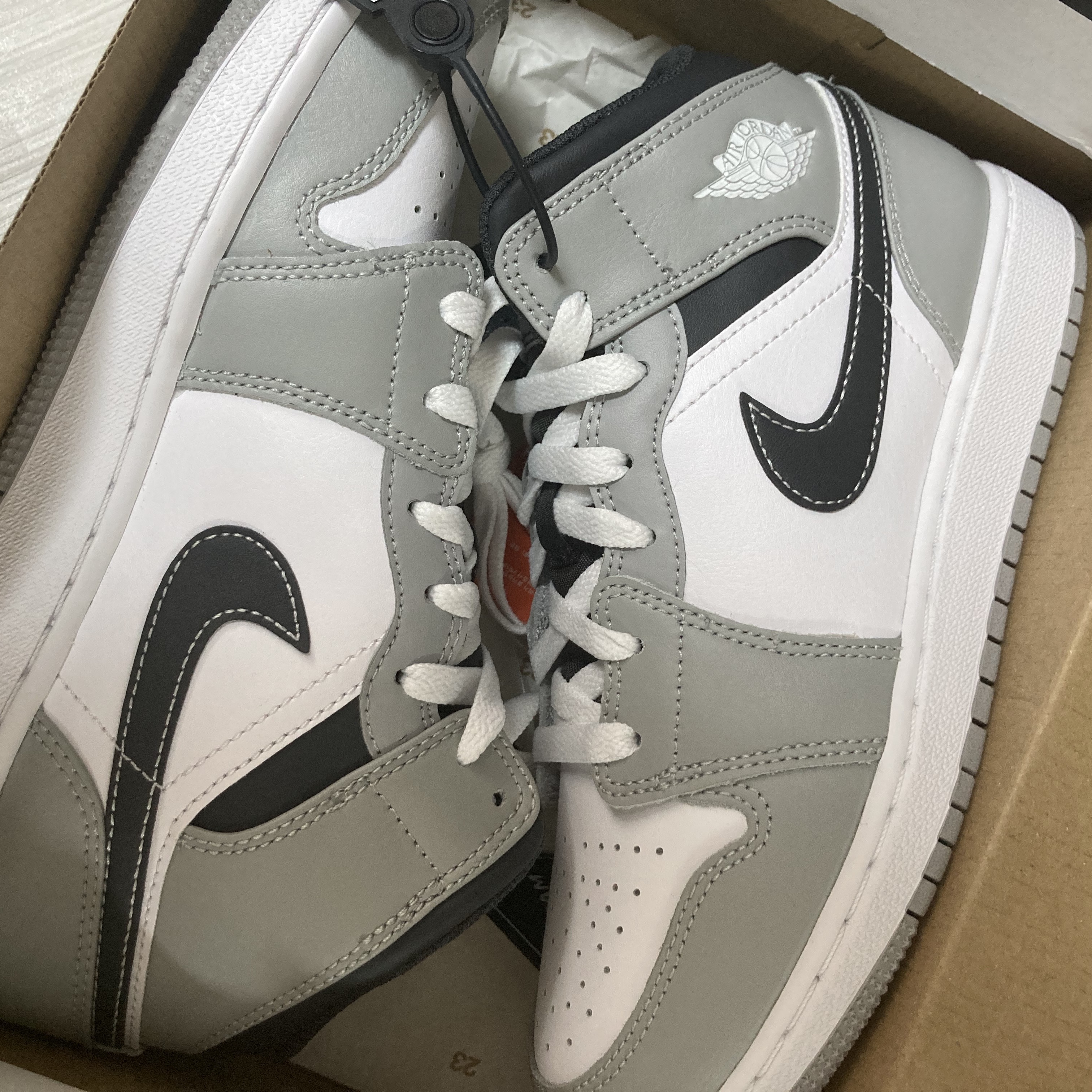 (GS) Jordan 1 Mid Light Smoke Grey Anthracite 착용 스타일 - 1