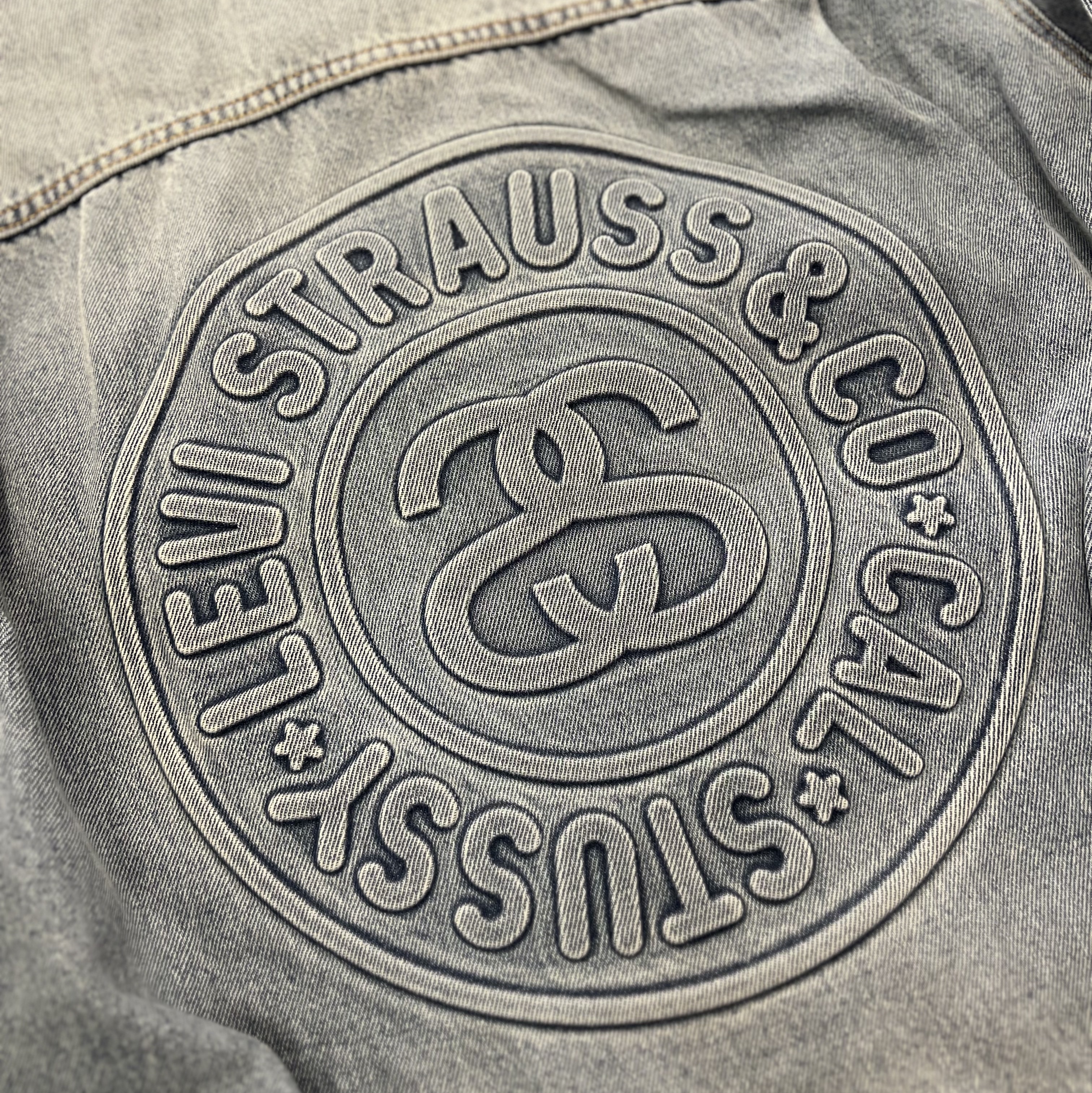 Stussy x Levi's Embossed Trucker Jacket Indigo 착용 스타일 - 1