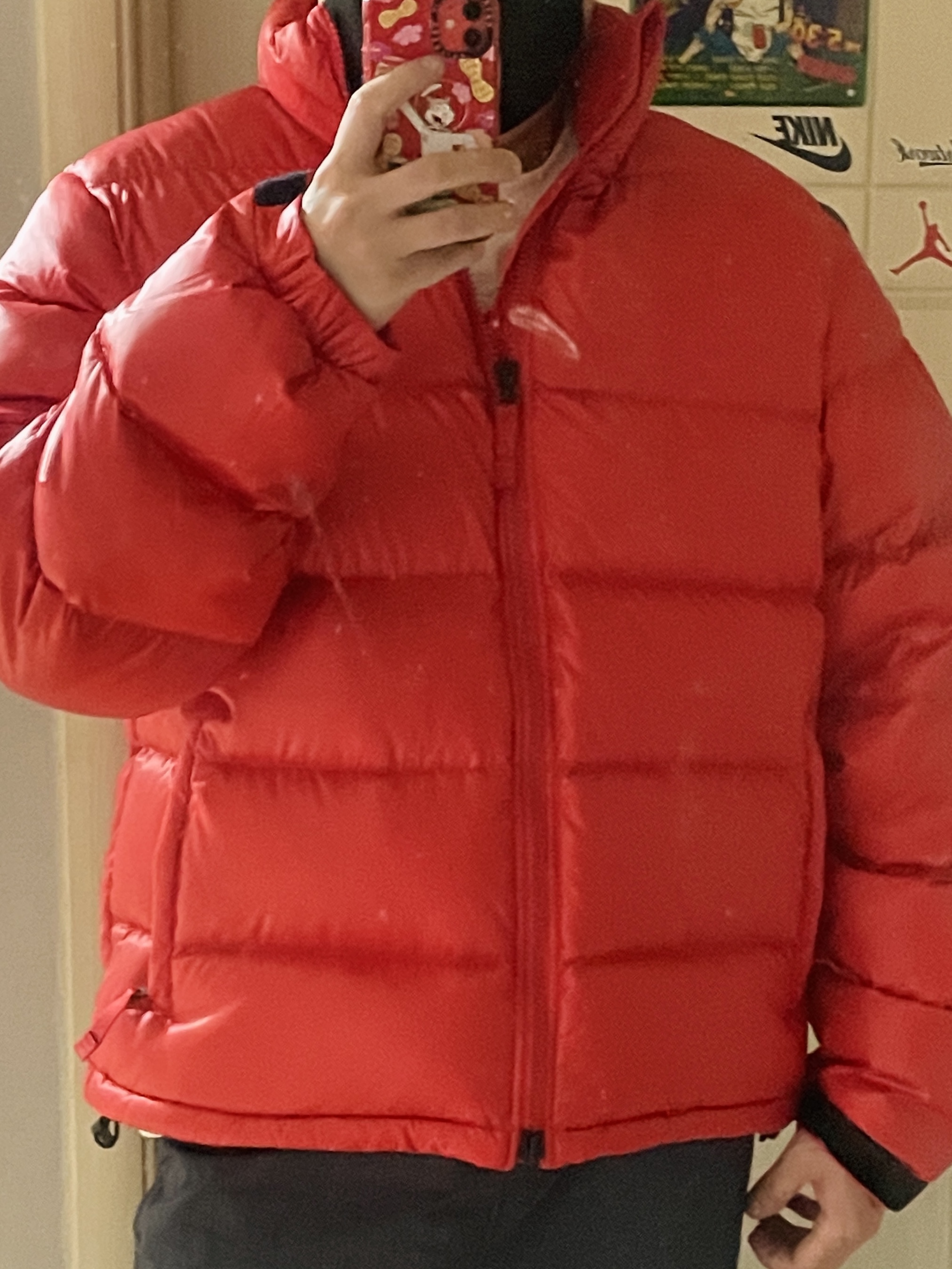 Jordan 1 Retro High OG Chicago 2022, Nike x Drake Nocta Sunset Puffer Jacket Red 착용 스타일 - 5