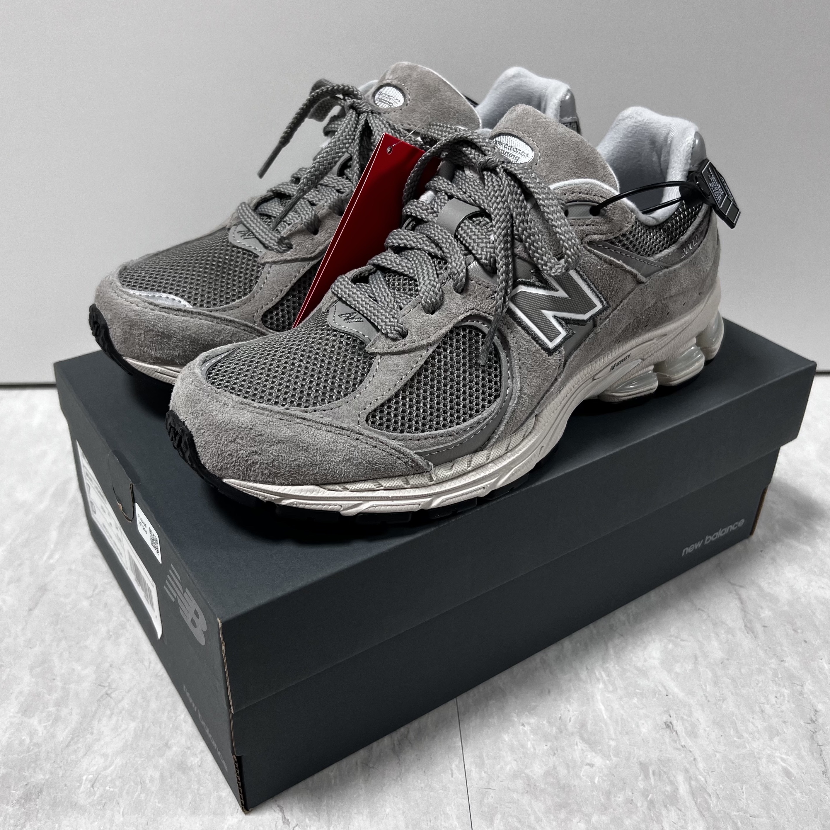 New Balance 2002R Grey 착용 스타일 - 2