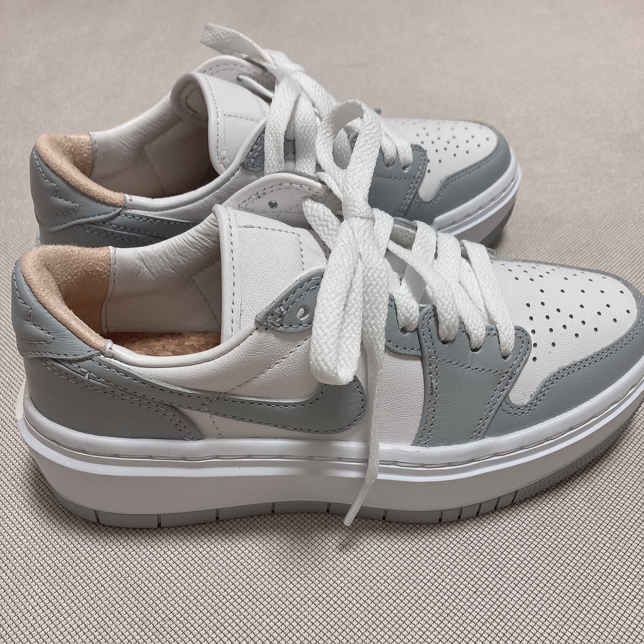 (W) Jordan 1 Elevate Low White and Wolf Grey 착용 스타일 - 3