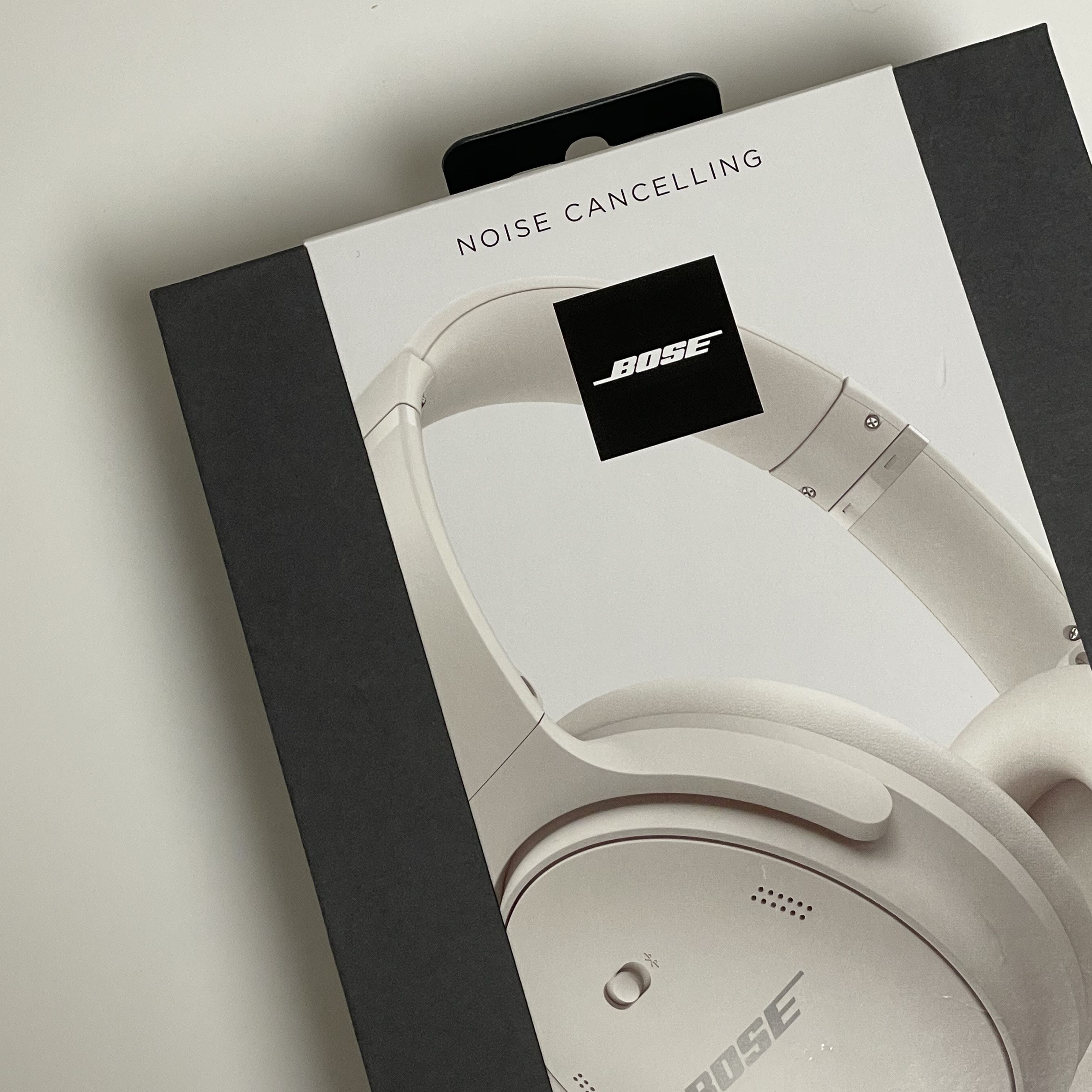 BOSE QC45 White Smoke (Korean Ver.) 착용 스타일 - 1