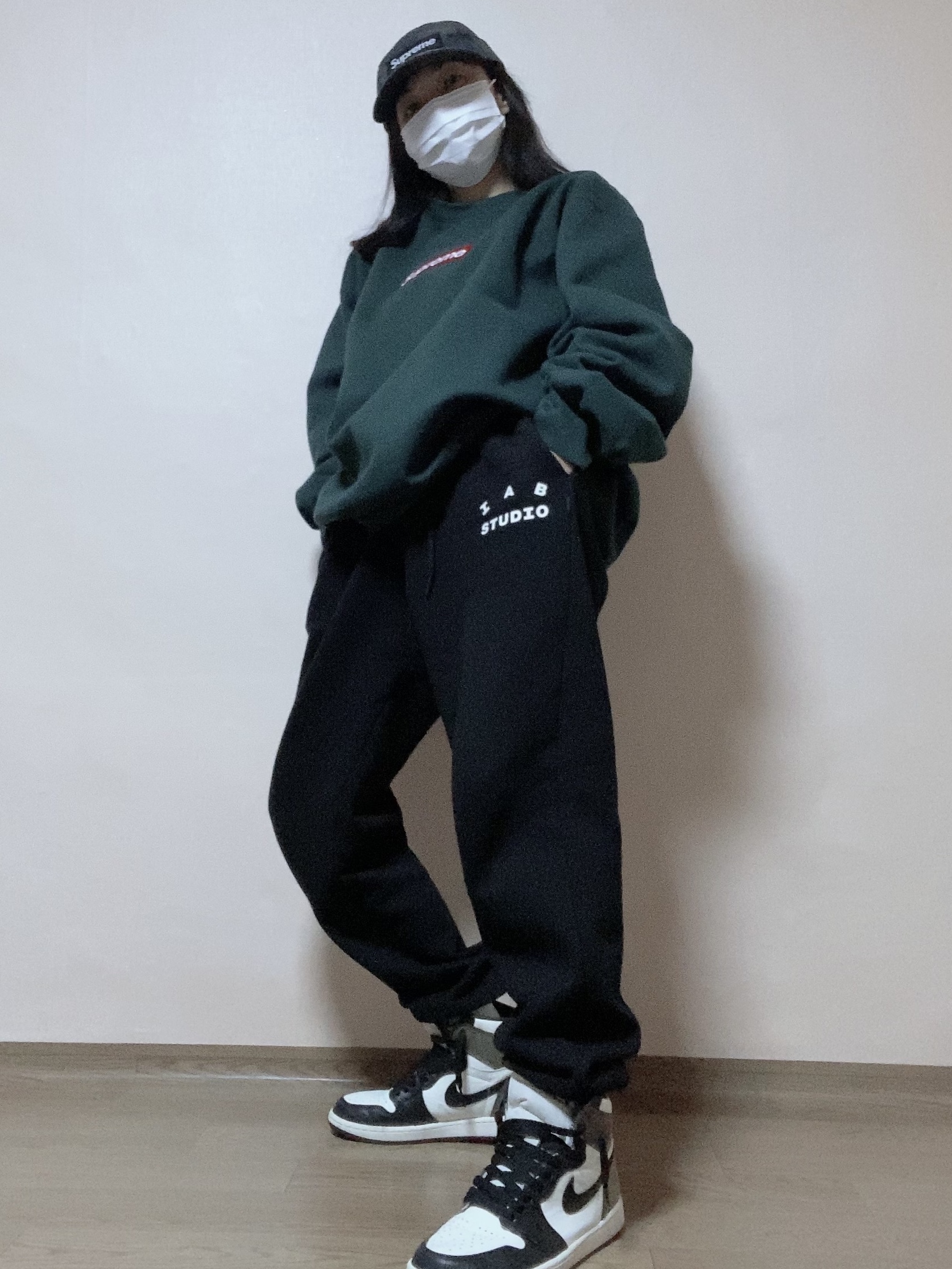 Supreme Box Logo Crewneck Dark Pine - 22FW, IAB Studio Sweatpants Black White - 22SS 착용 스타일