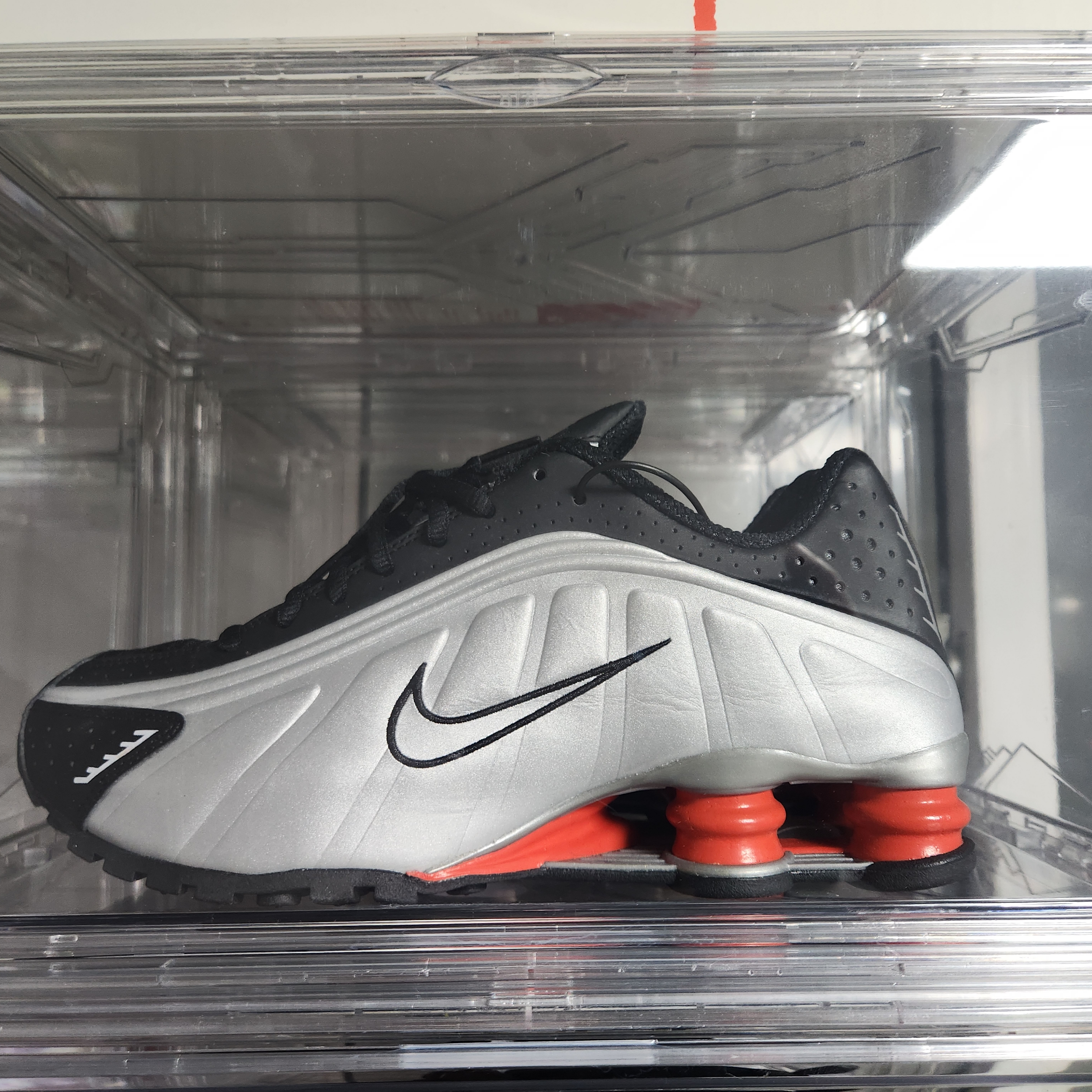 Nike Shox R4 Black and Metallic Silver 착용 스타일