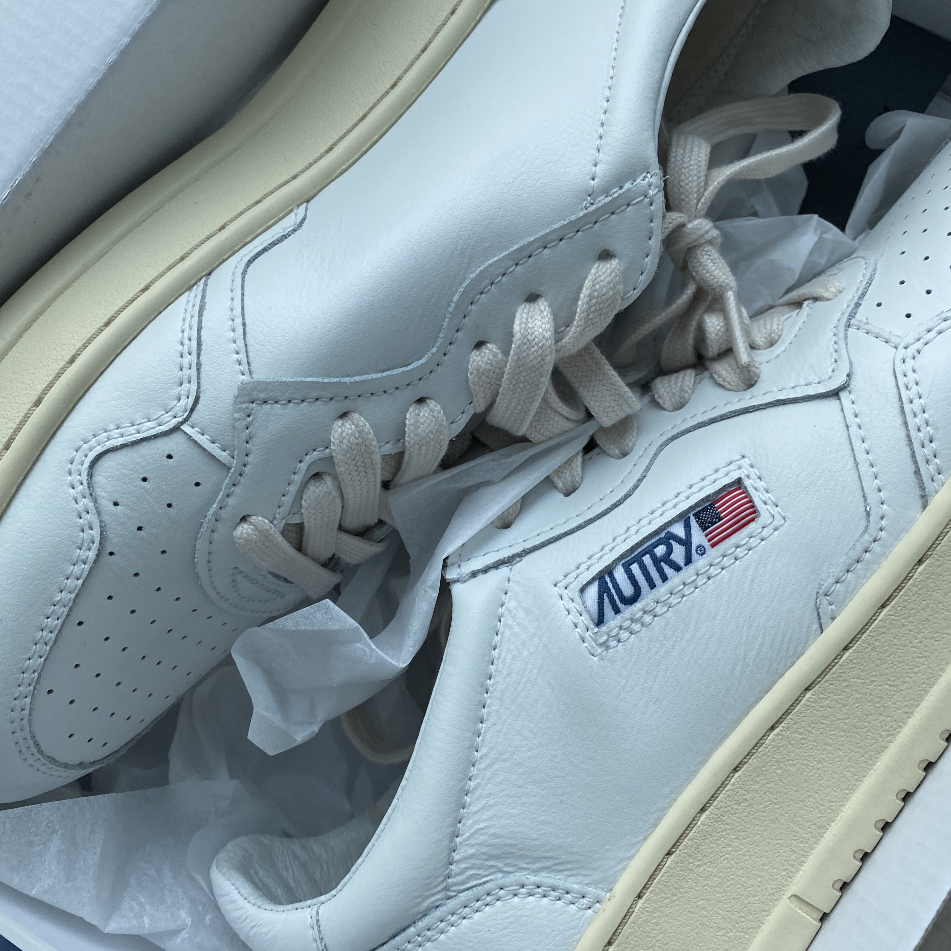 Autry Medalist Low Leather Sneakers White 착용 스타일