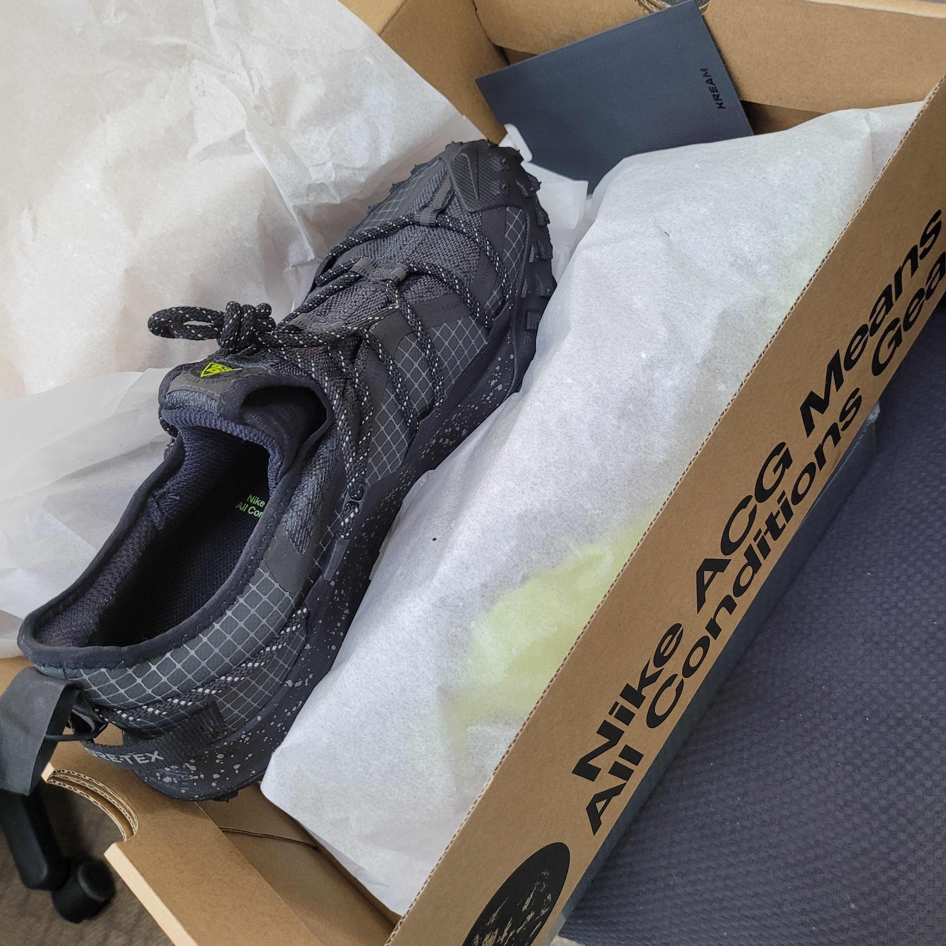 Nike ACG Mountain Fly Low Gore-Tex SE Dark Smoke Grey 착용 스타일 - 2