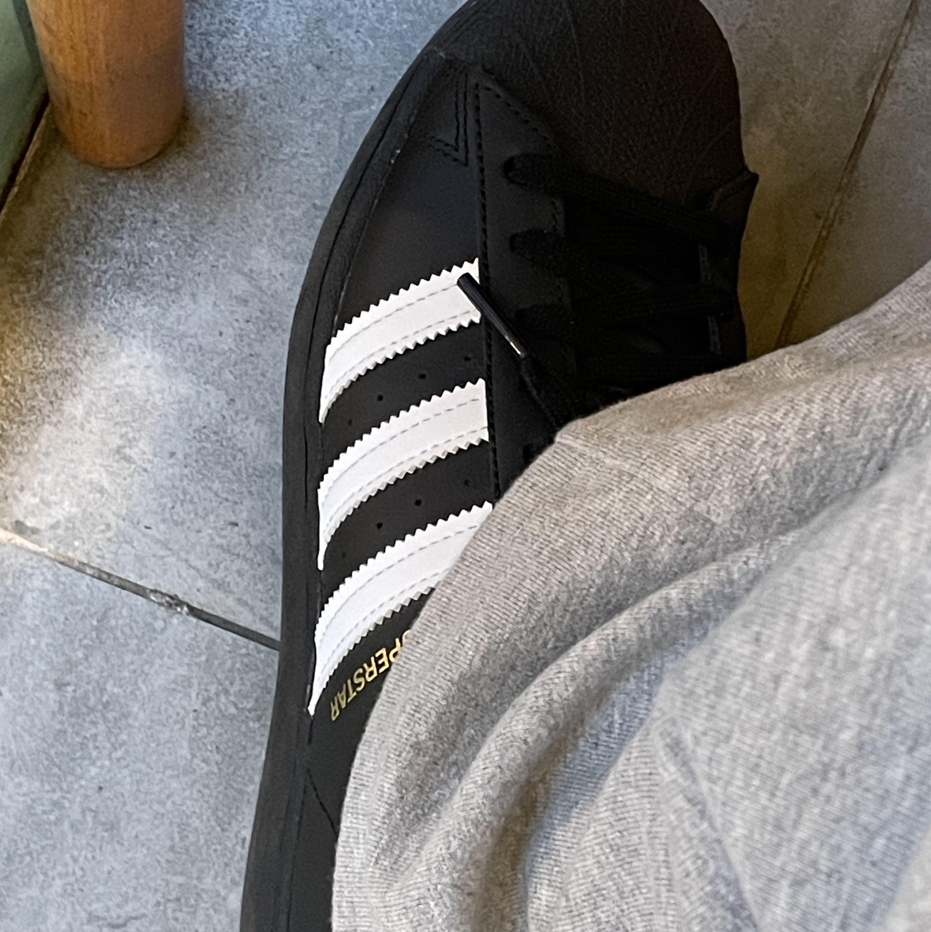 Adidas Superstar Core Black White 착용 스타일