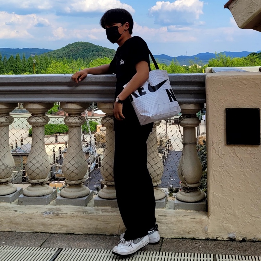 Stussy Basic Stussy T-Shirt Black 2022, Nike Air Force 1 '07 LV8 White Black Wolf Grey 착용 스타일 - 2