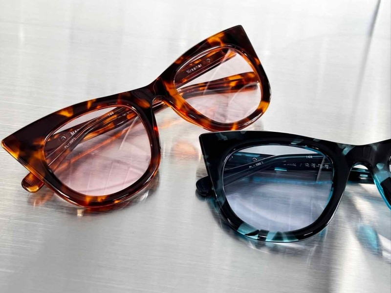 Native Sons x Sacai Krasner Orange Tortoise, Native Sons x Sacai Krasner Blue Tortoise 착용 스타일