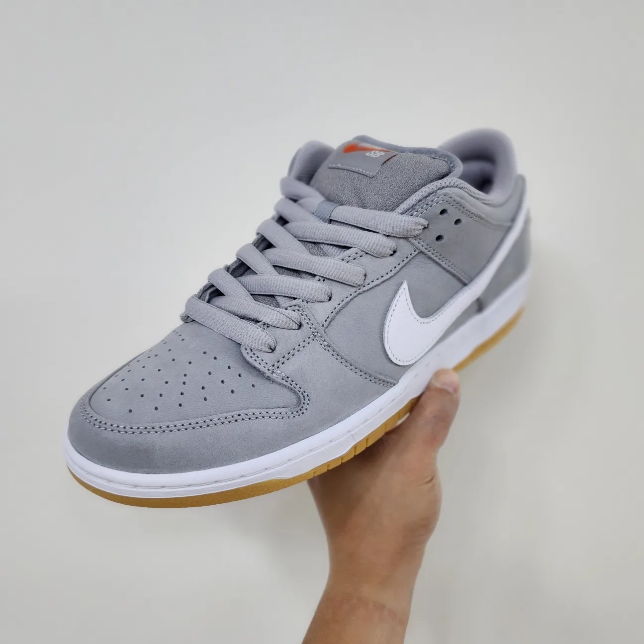 Nike Dunk Low Pro SB Wolf Grey White 착용 스타일 - 1