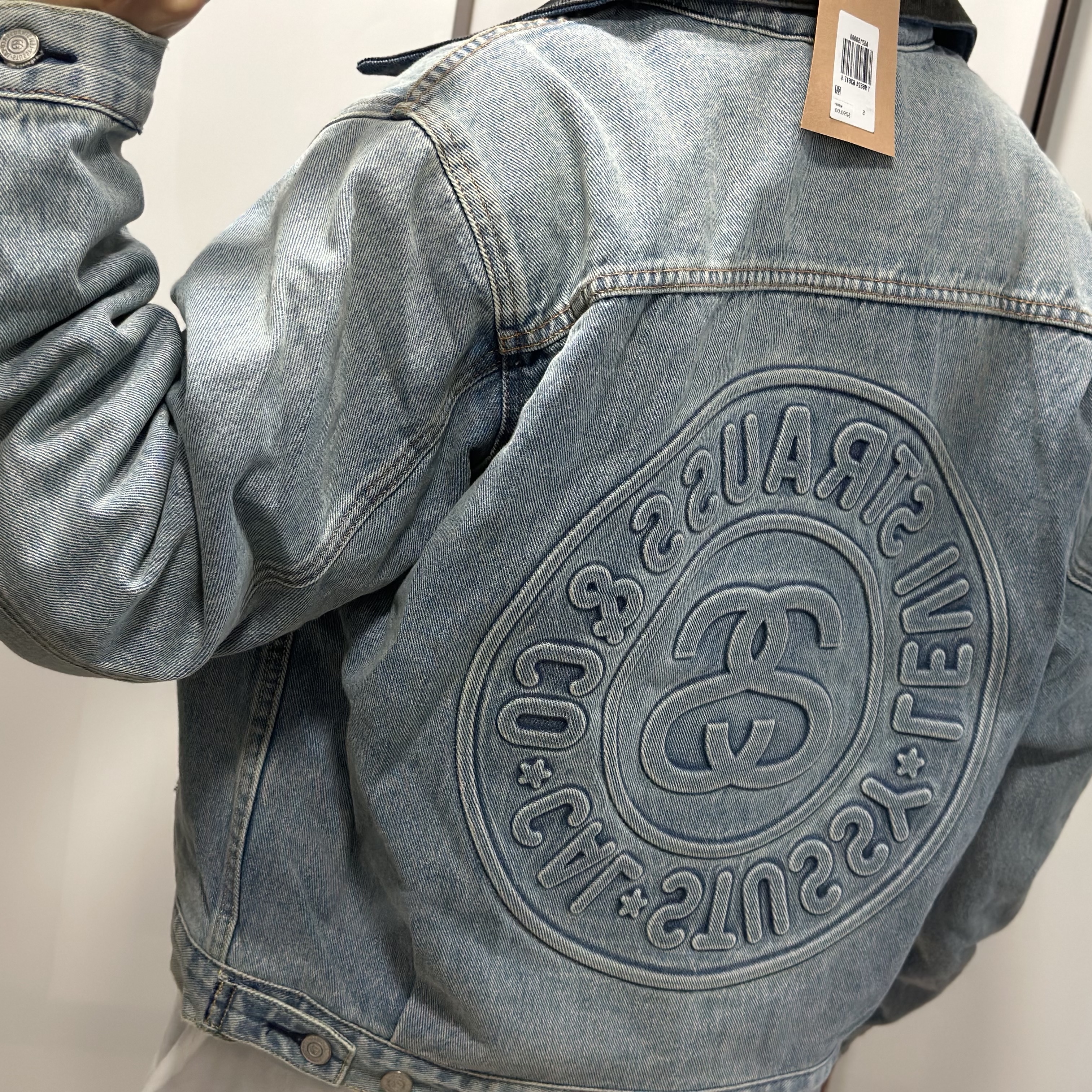Stussy x Levi's Embossed Trucker Jacket Indigo 착용 스타일