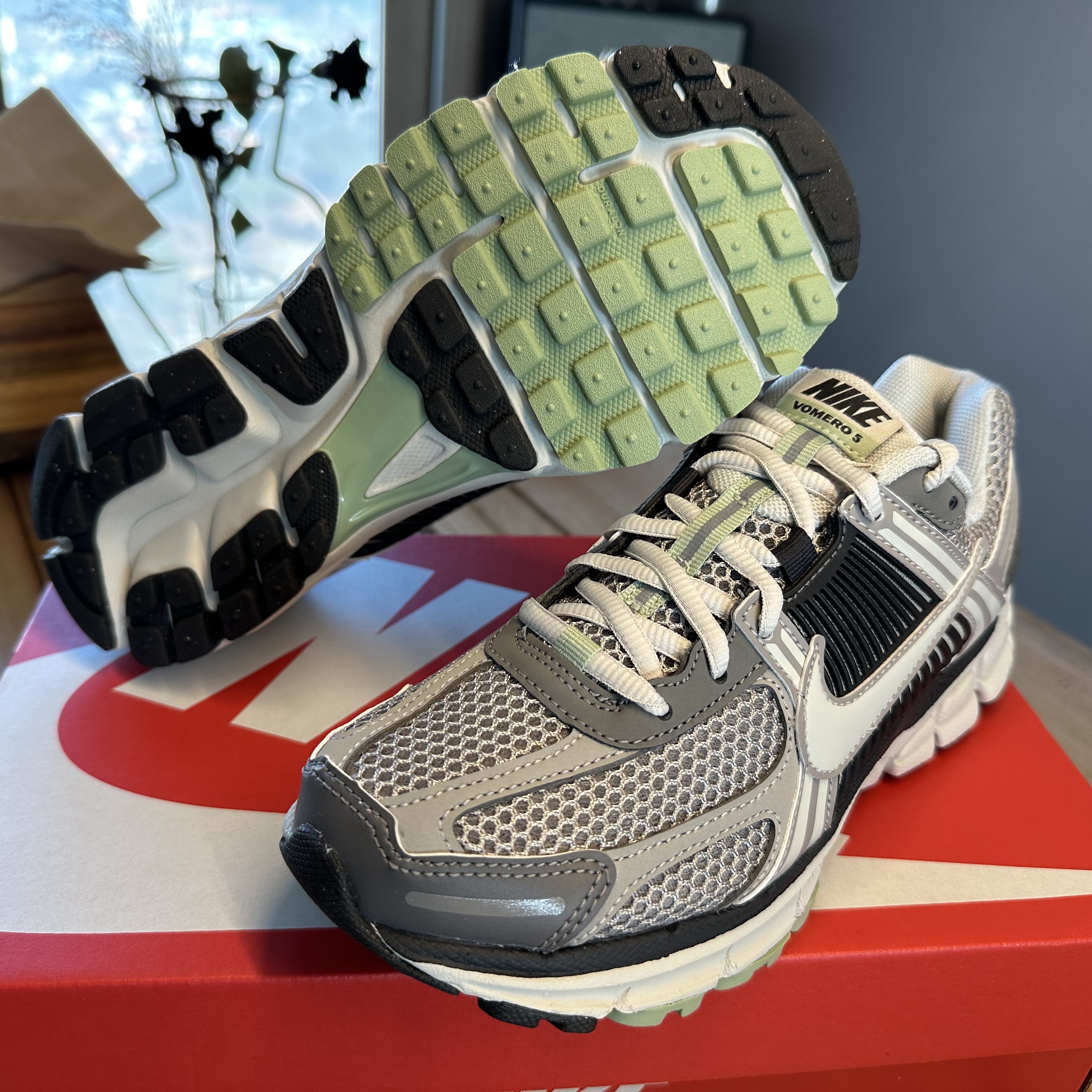 (W) Nike Zoom Vomero 5 Cobblestone and Flat Pewter 착용 스타일 - 3