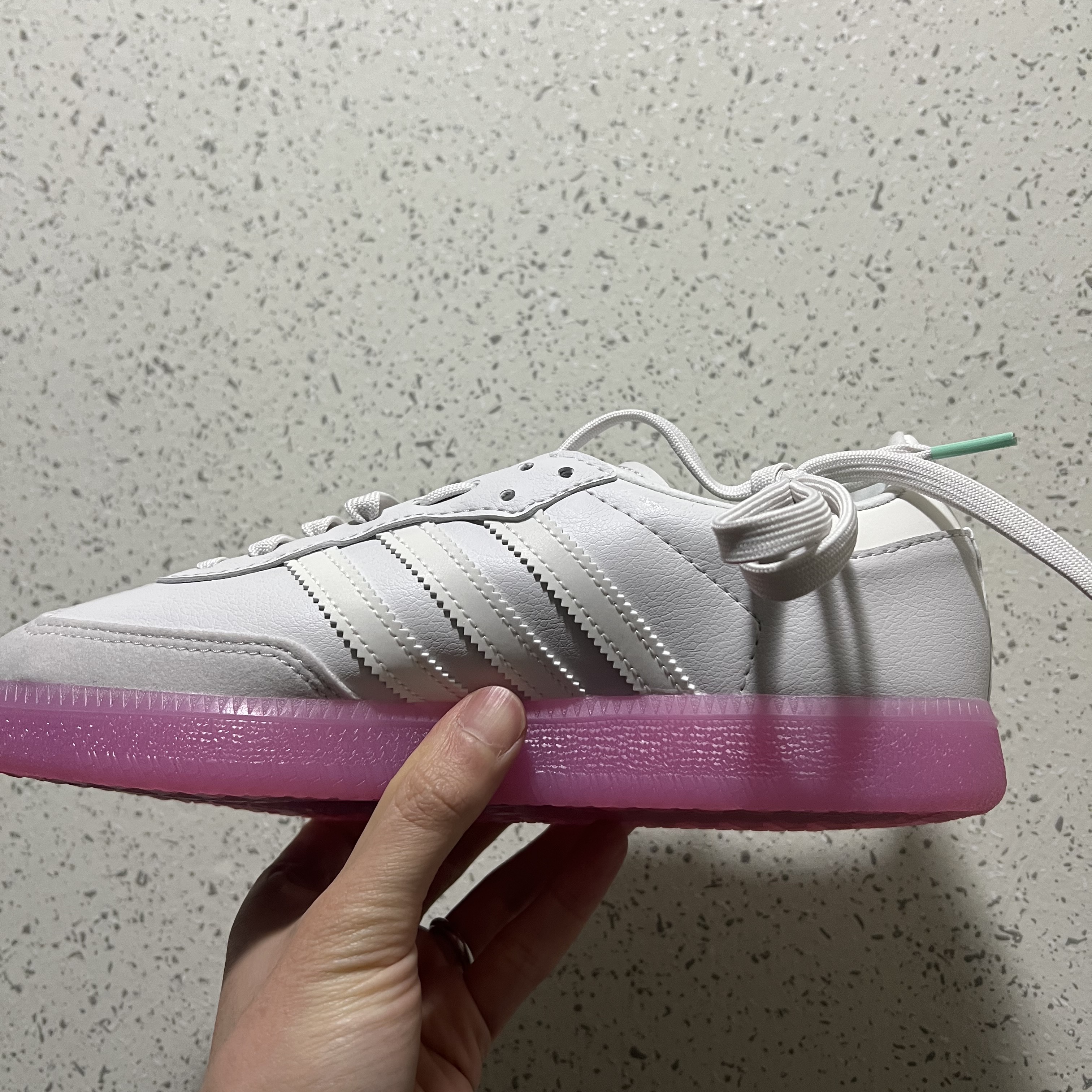 Adidas Velosamba Vegan Cycling Off White Lucid Fuchsia 착용 스타일 - 3
