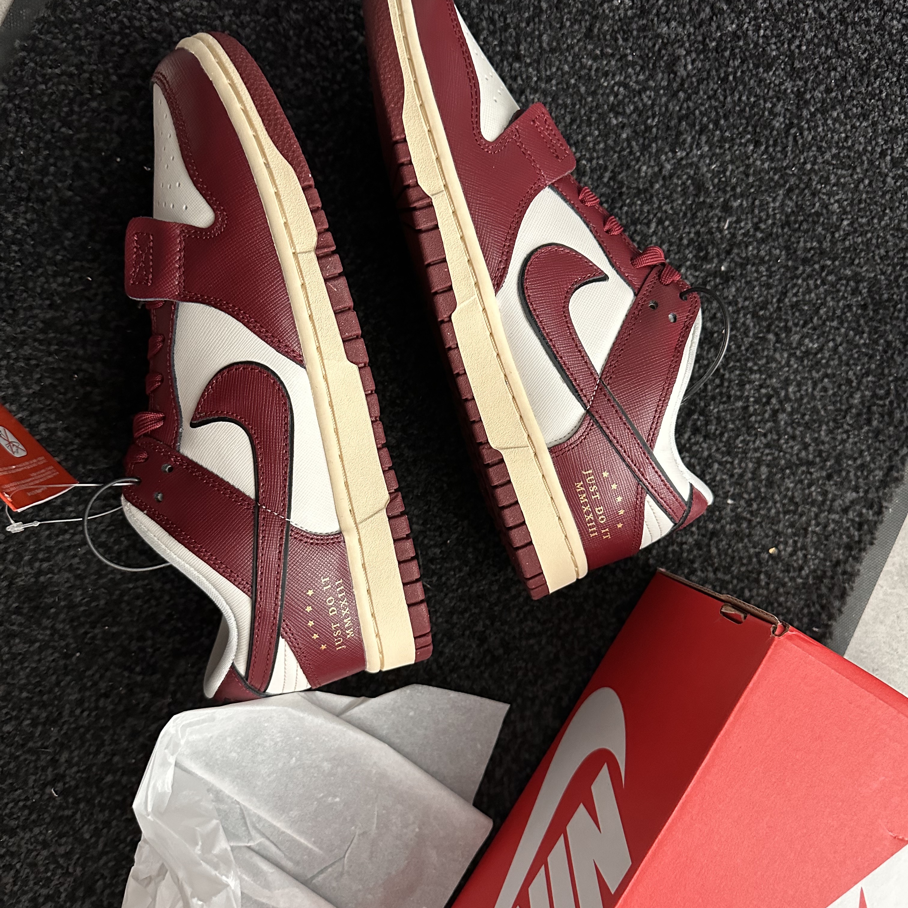 (W) Nike Dunk Low SE Pendant, Jordan 1 x Travis Scott Retro Low OG SP Sail and Ridgerock 착용 스타일 - 1