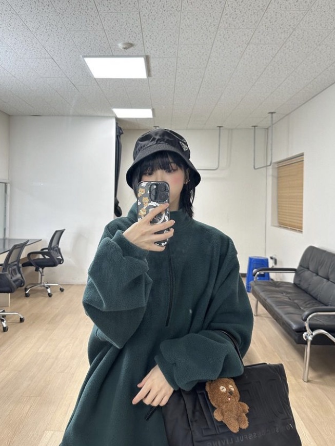 (W) Prada Re-Nylon Bucket Hat Black 착용 스타일