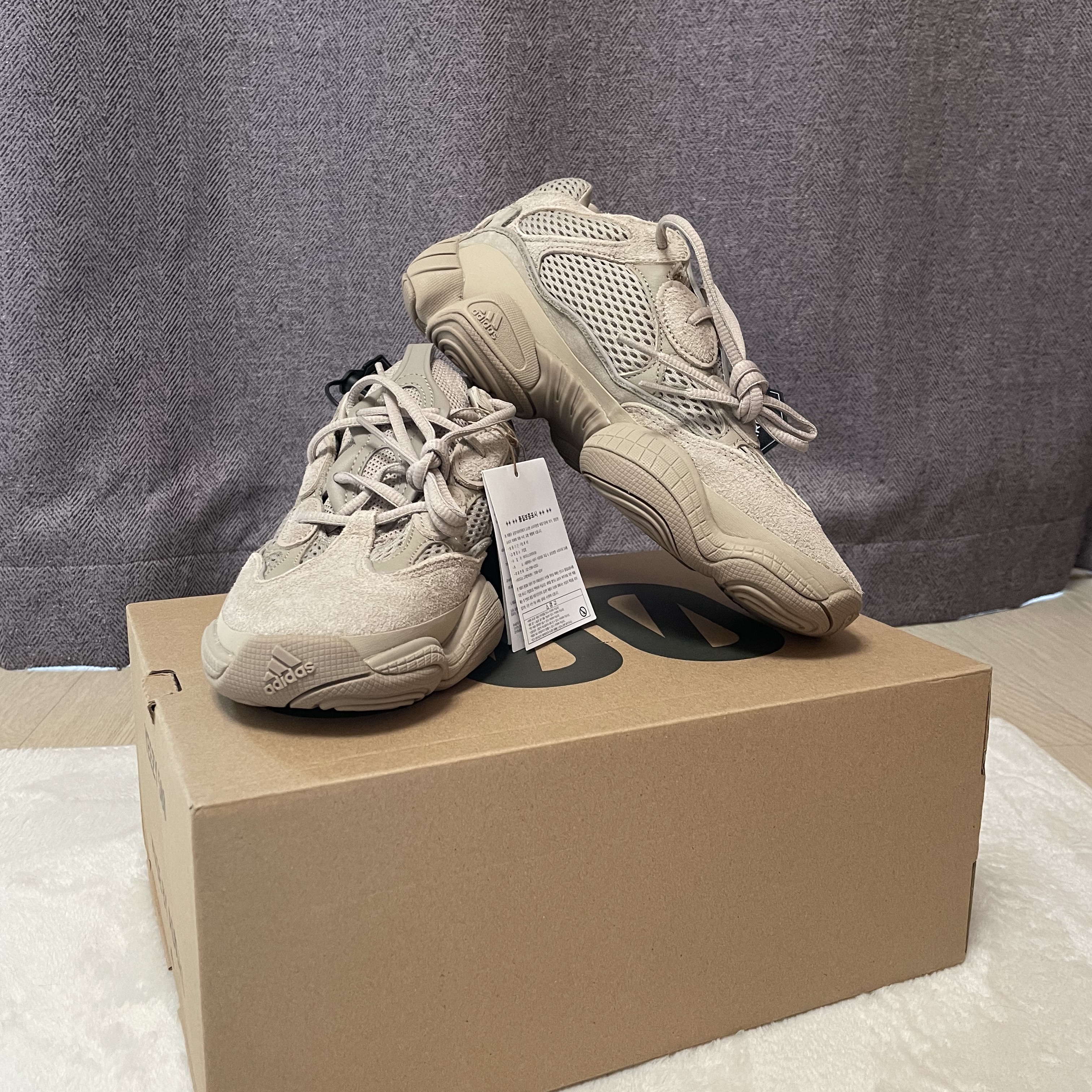 Adidas Yeezy 500 Taupe Light 착용 스타일 - 1