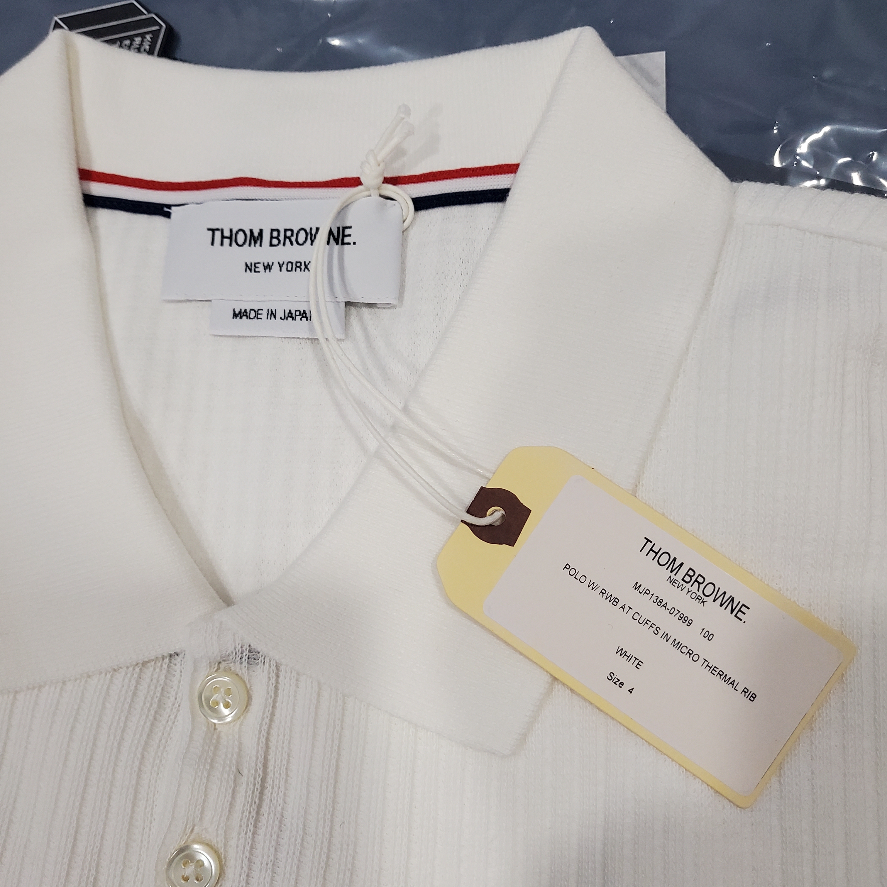 Thom Browne Micro Thermal Rib Stripe Cuff Polo White 착용 스타일 - 4