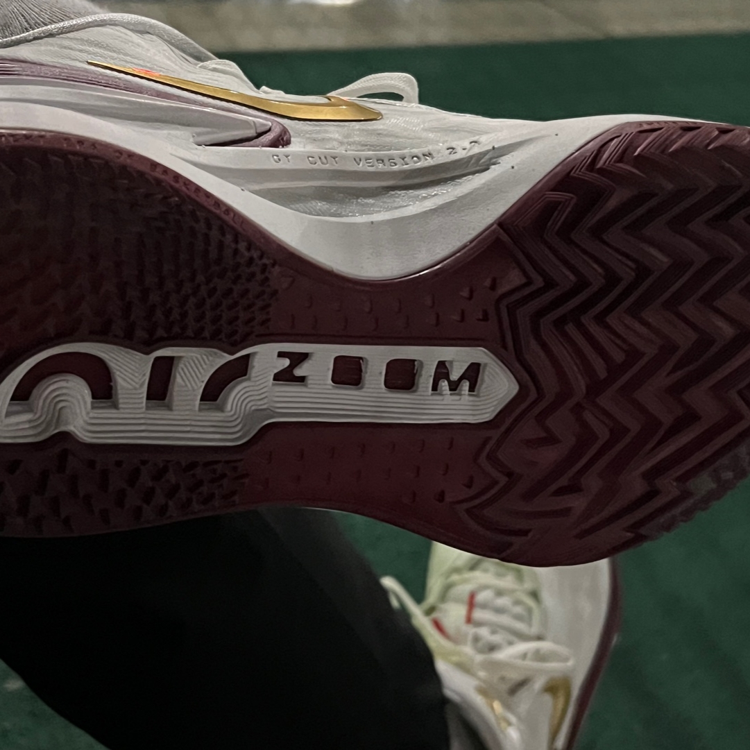 Nike Air Zoom GT Cut 2 Summit White Metallic Gold 착용 스타일 - 2