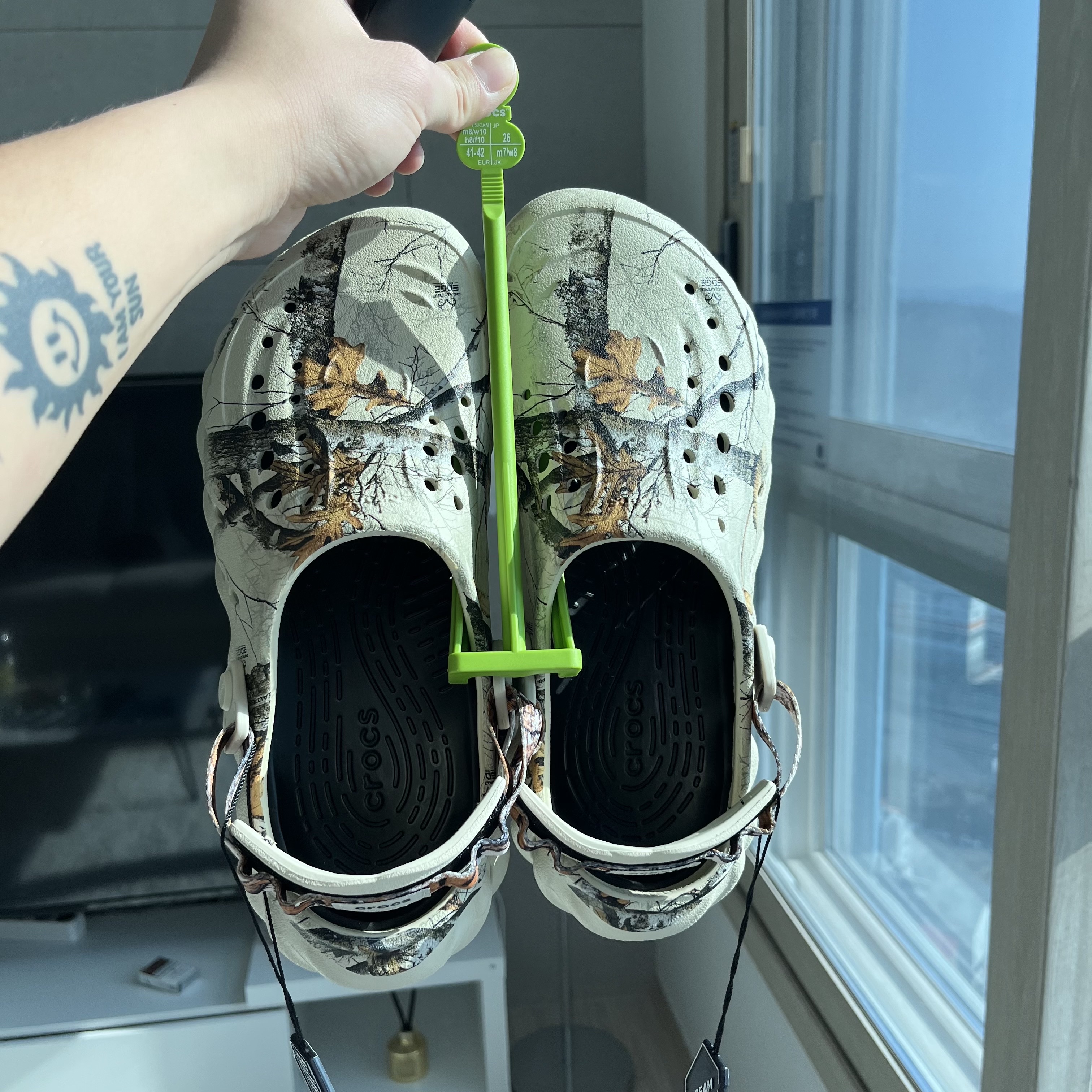 Crocs x Salehe Bembury Pollex Clog Sasquatch, Crocs Echo Clog Real Tree Bone 착용 스타일