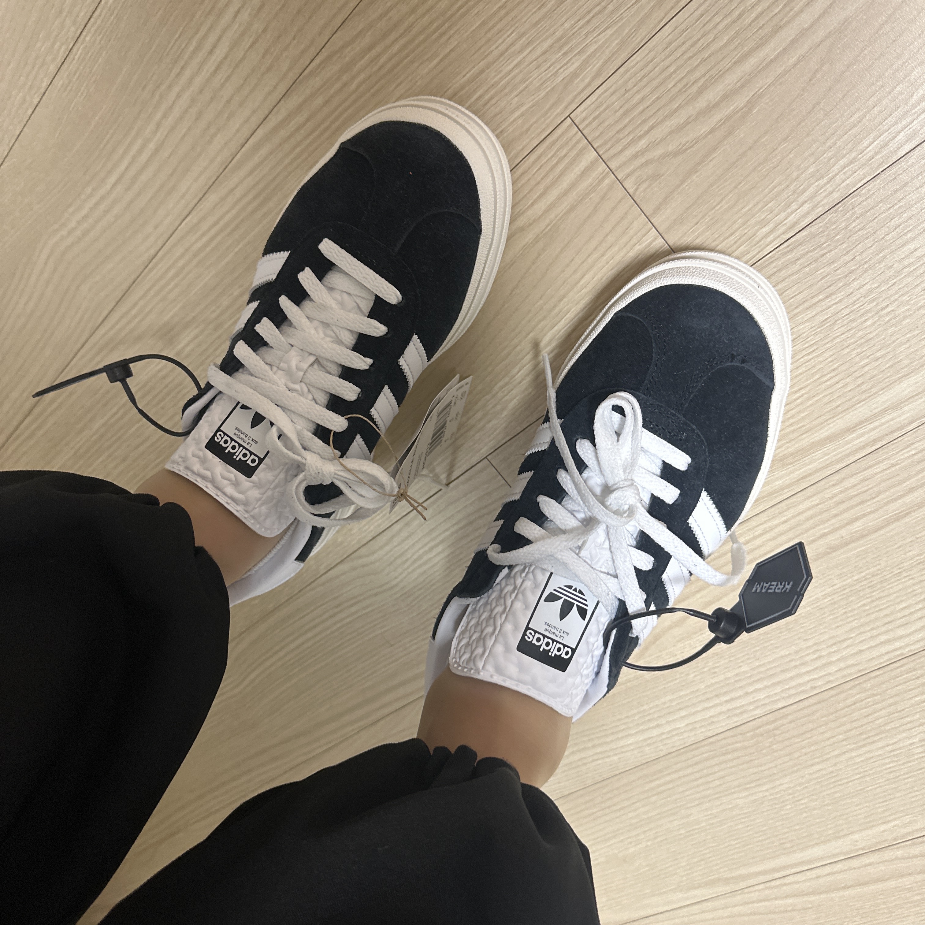 (W) Adidas Gazelle Bold Core Black Cloud White 착용 스타일