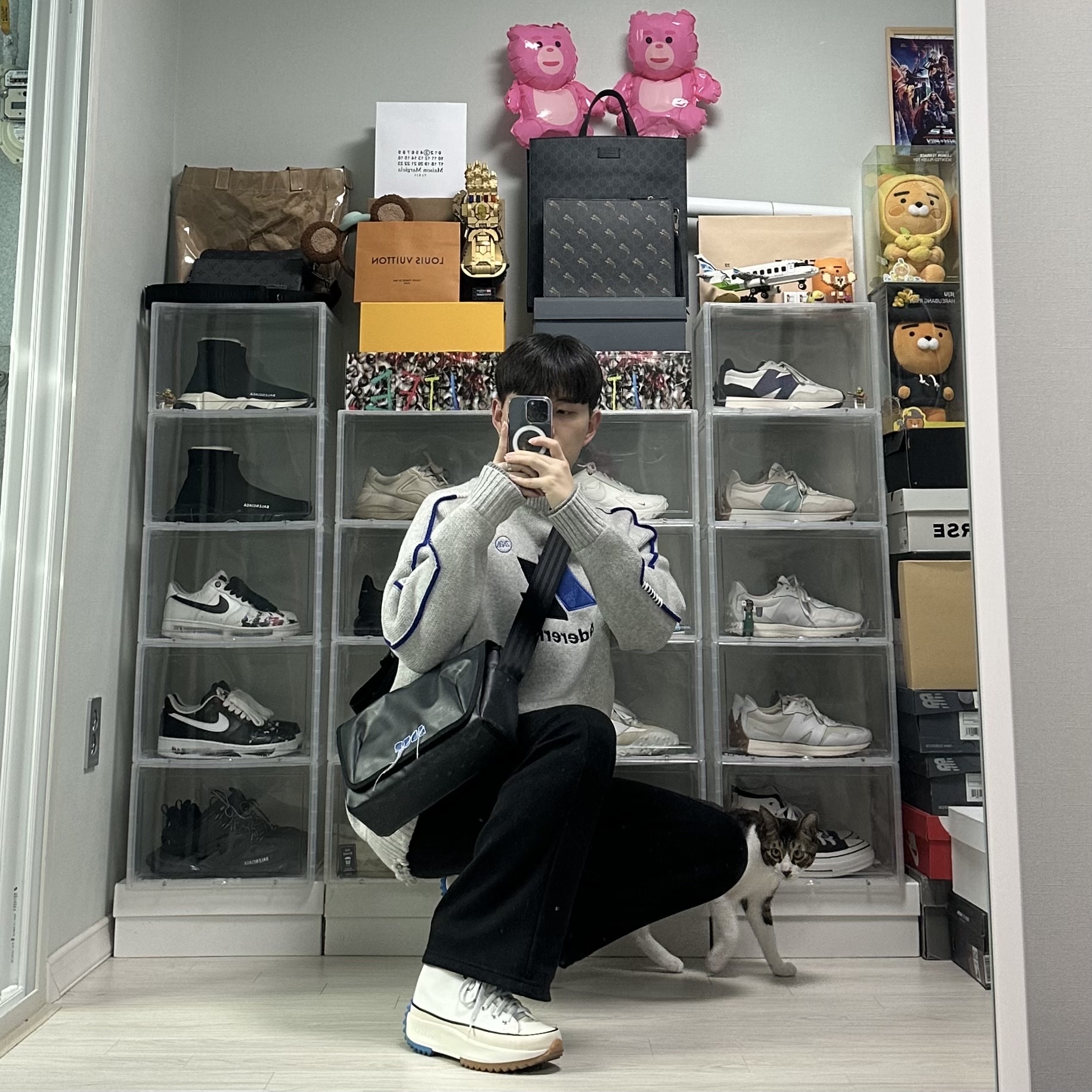 Zara x Ader Error Oversize Sweater Grey, Ader Error Trace Admore Crossbody Bag Black 착용 스타일 - 3