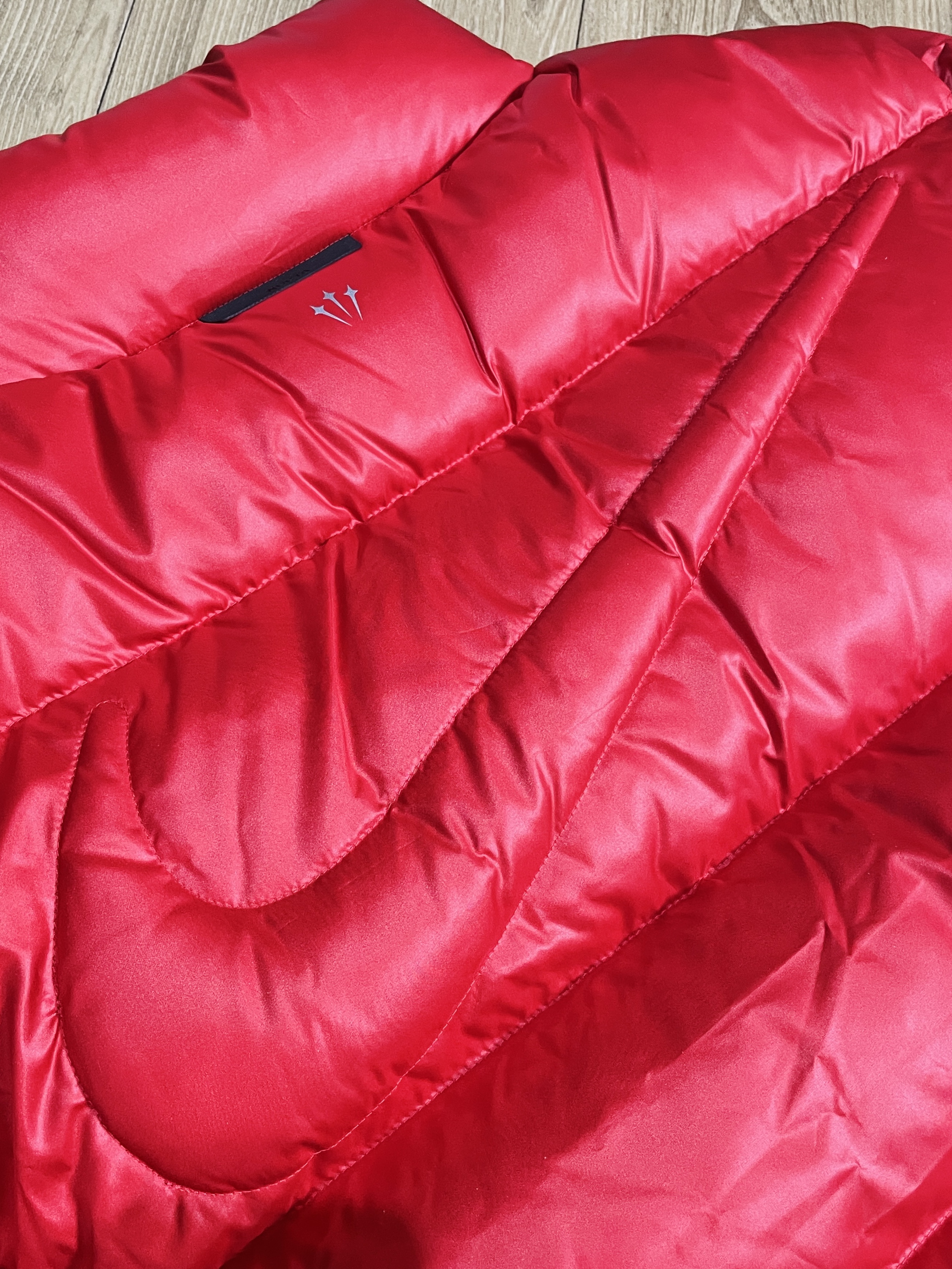 Jordan 1 Retro High OG Chicago 2022, Nike x Drake Nocta Sunset Puffer Jacket Red 착용 스타일 - 3