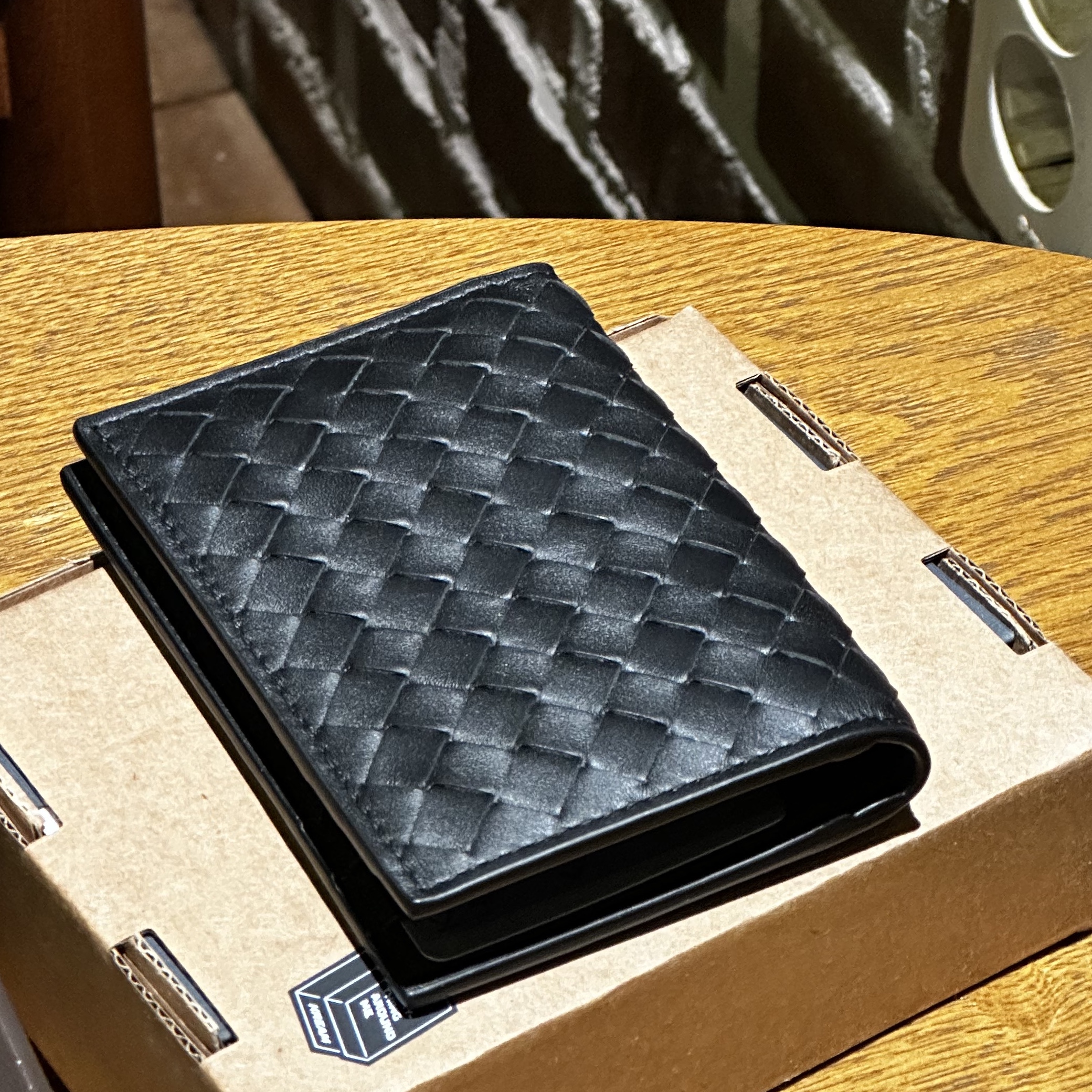 Bottega Veneta Flap Card Case Black 착용 스타일