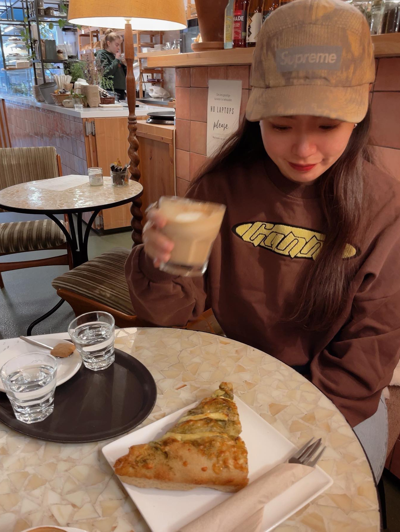 (W) Ganni Artwork Logo Sweatshirt Chicory Coffee - 22FW, (W) Ganni Artwork Logo Sweatshirt Egret - 22FW 착용 스타일