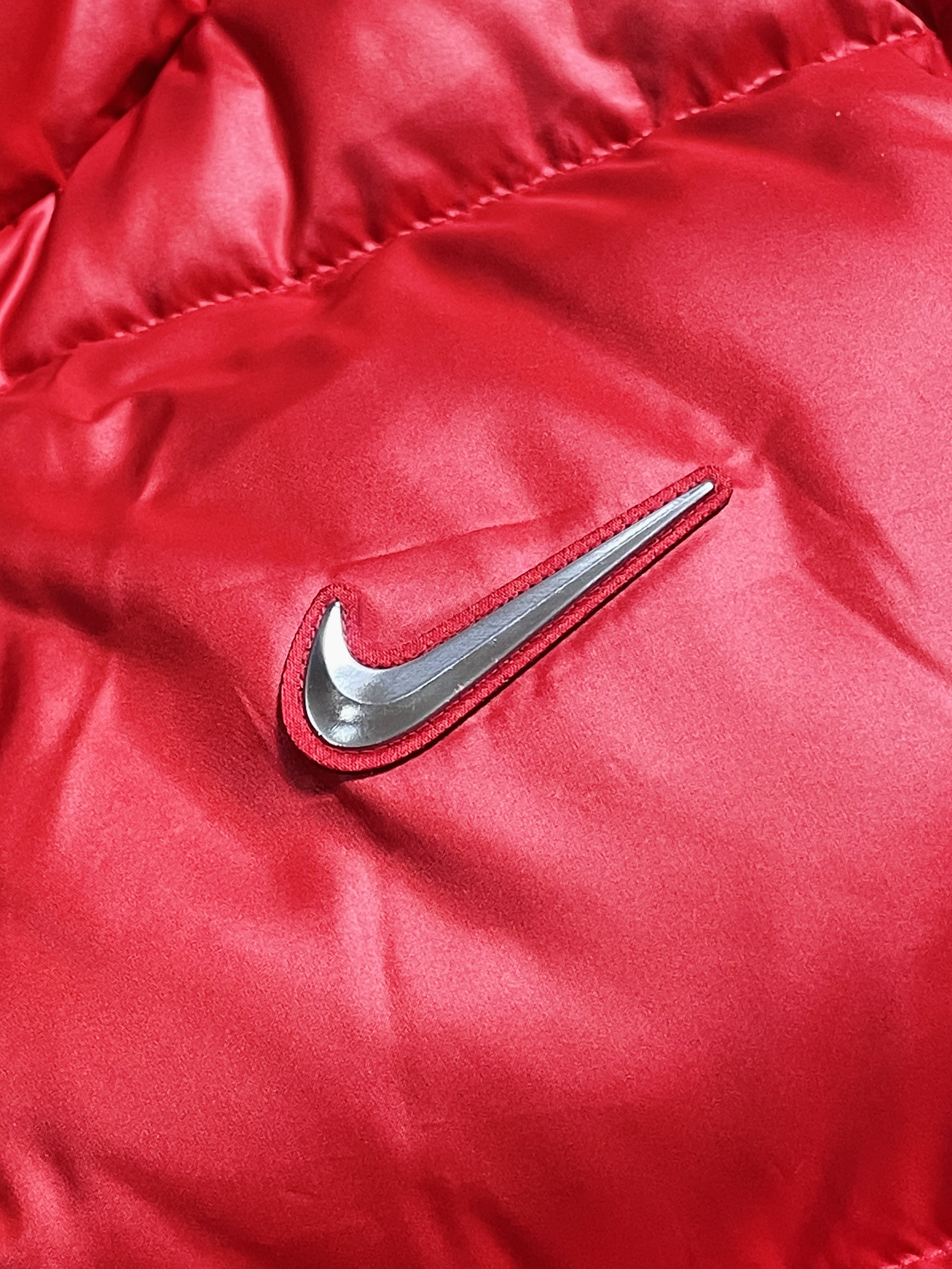 Jordan 1 Retro High OG Chicago 2022, Nike x Drake Nocta Sunset Puffer Jacket Red 착용 스타일 - 4