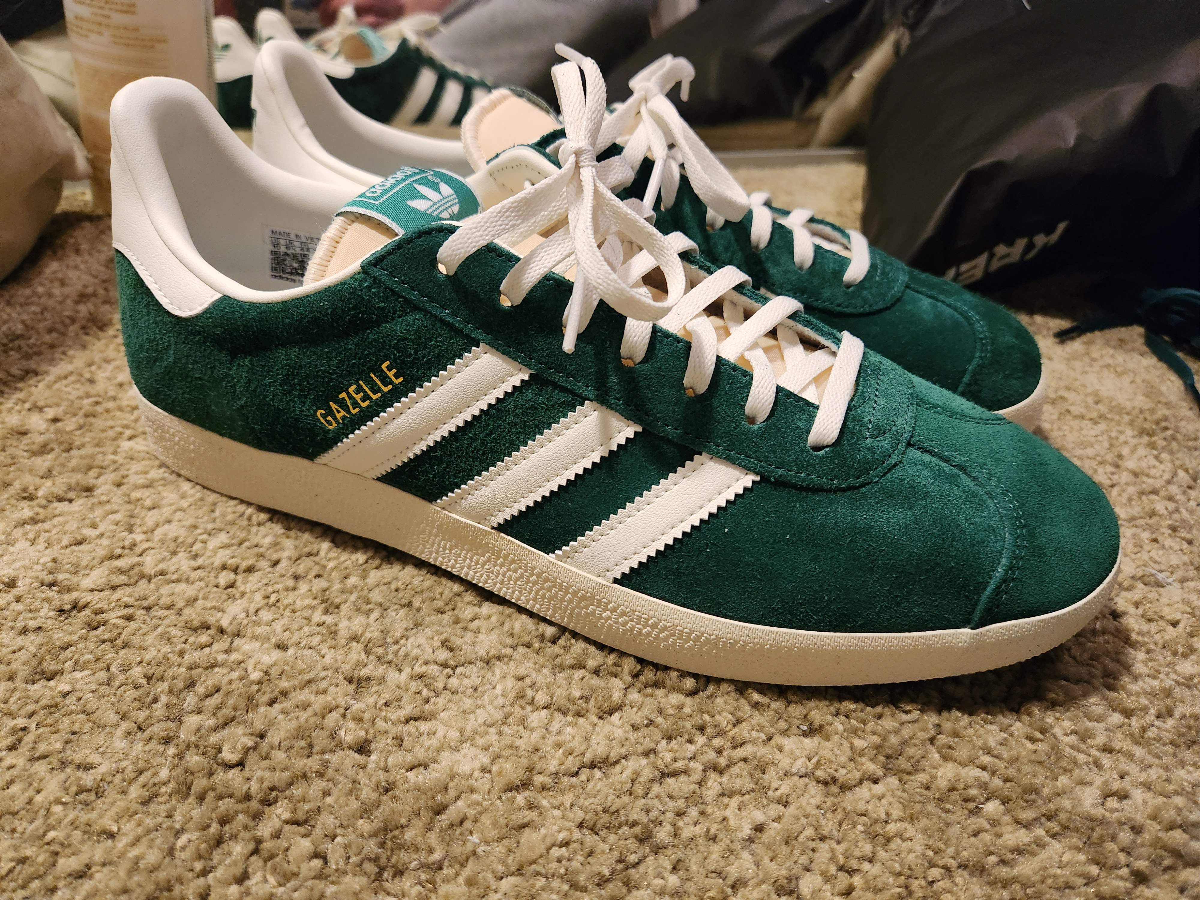 Adidas Gazelle Dark Green Cream White 착용 스타일 - 2