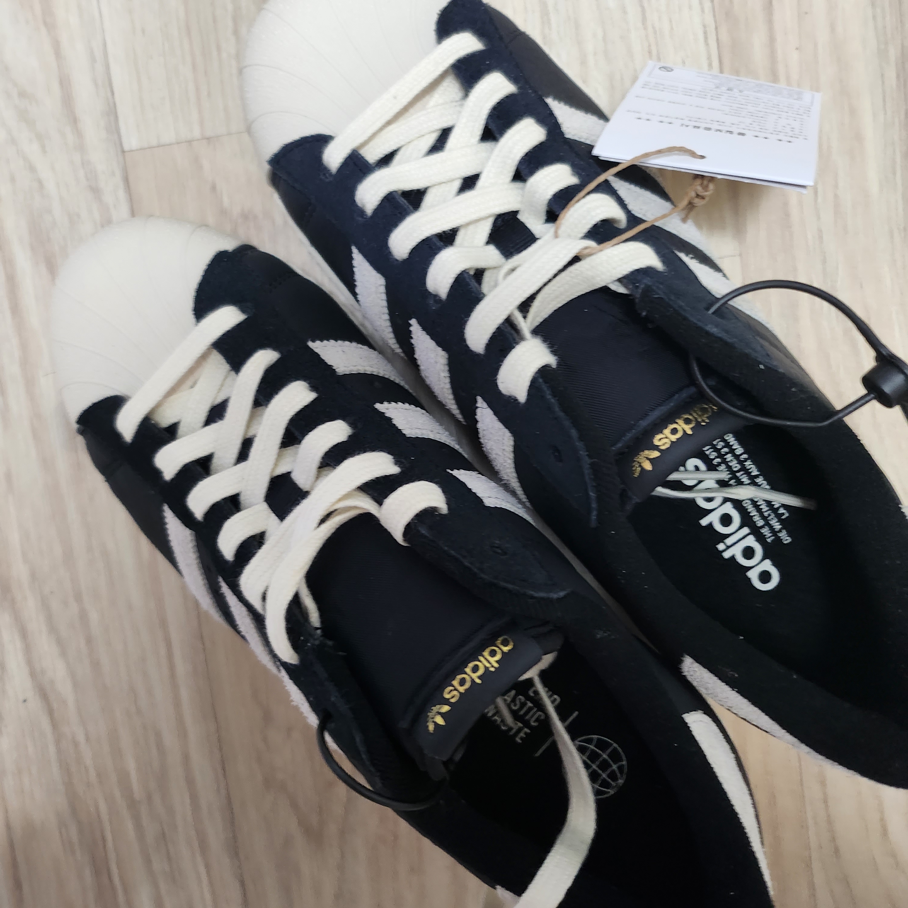 Adidas Superstar 82 Black White 착용 스타일 - 2