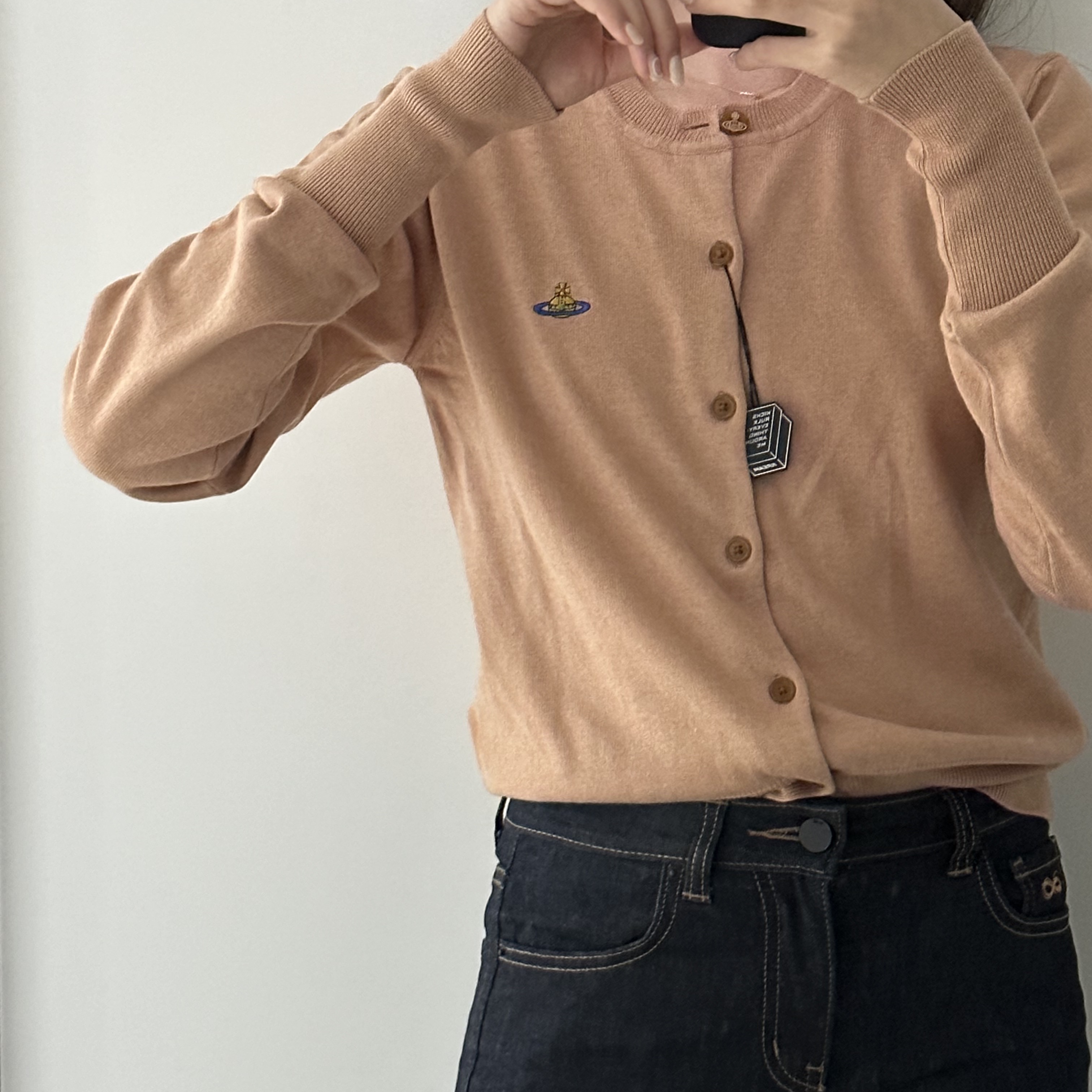 (W) Vivienne Westwood Bea Cardigan Beige 착용 스타일