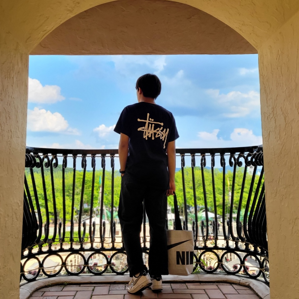 Stussy Basic Stussy T-Shirt Black 2022, Nike Air Force 1 '07 LV8 White Black Wolf Grey 착용 스타일 - 1
