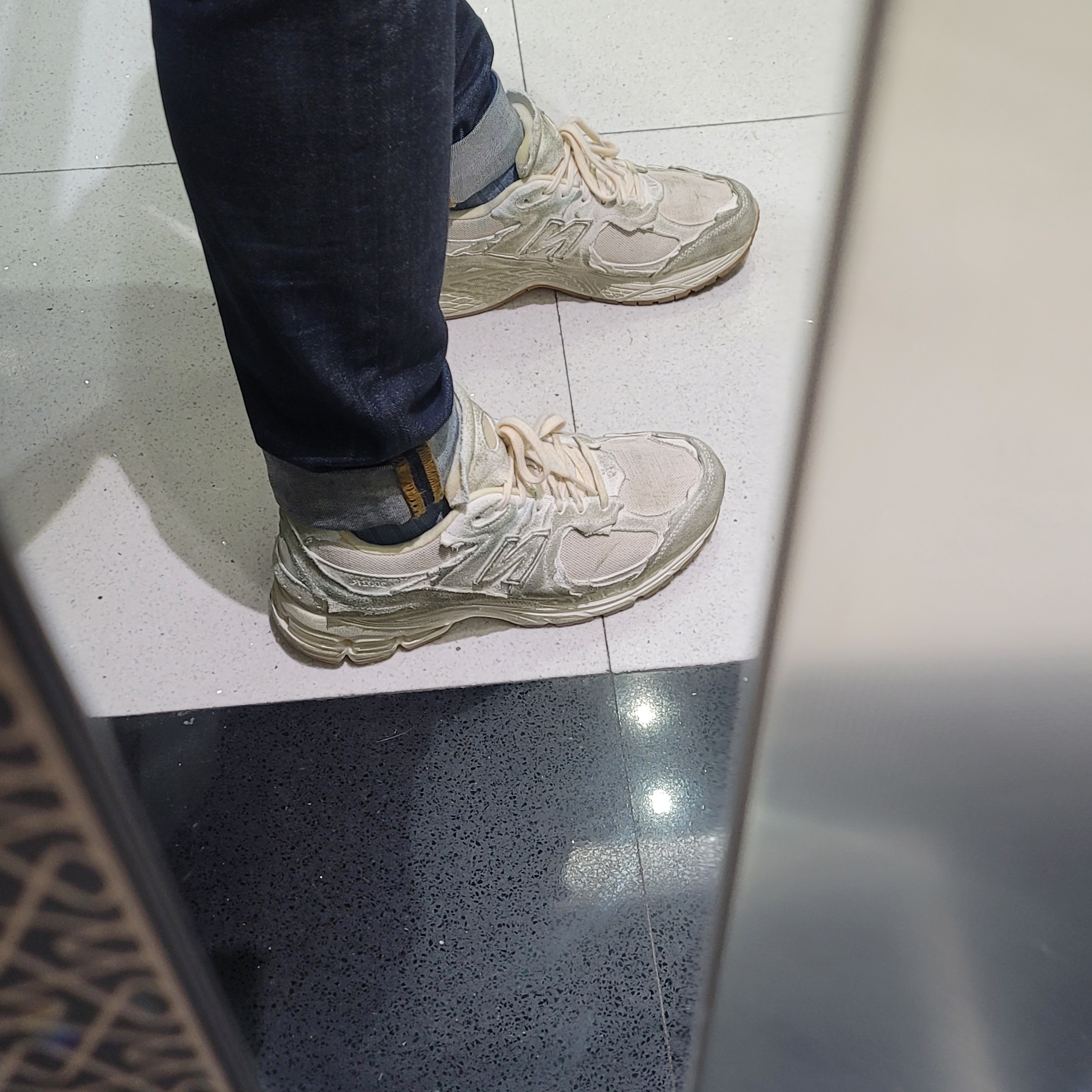 New Balance 2002R Protection Pack Distressed 착용 스타일 - 2
