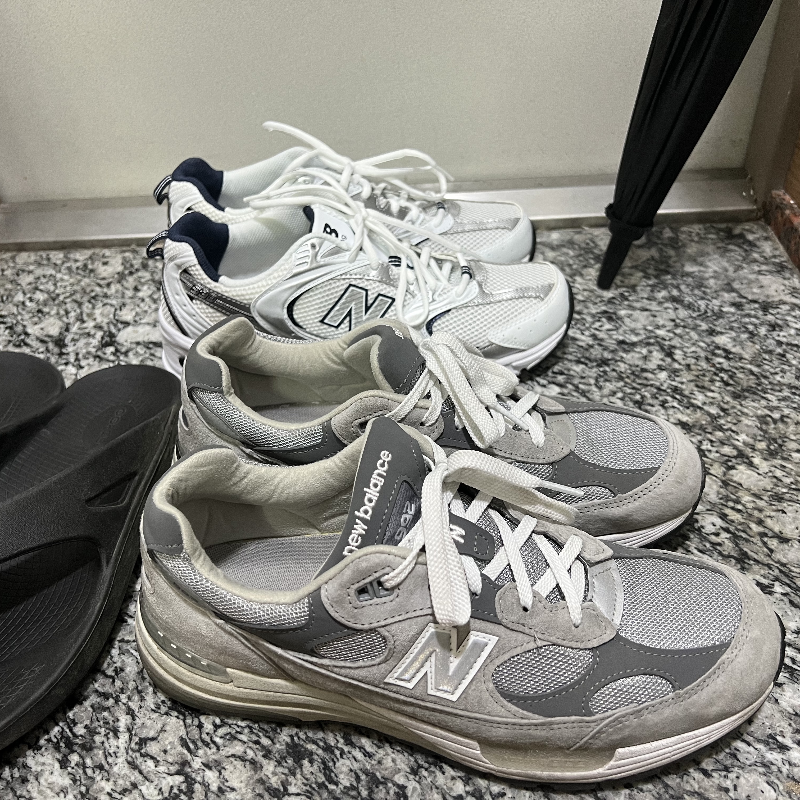 Oofos OOriginal Black, New Balance 530 White 착용 스타일