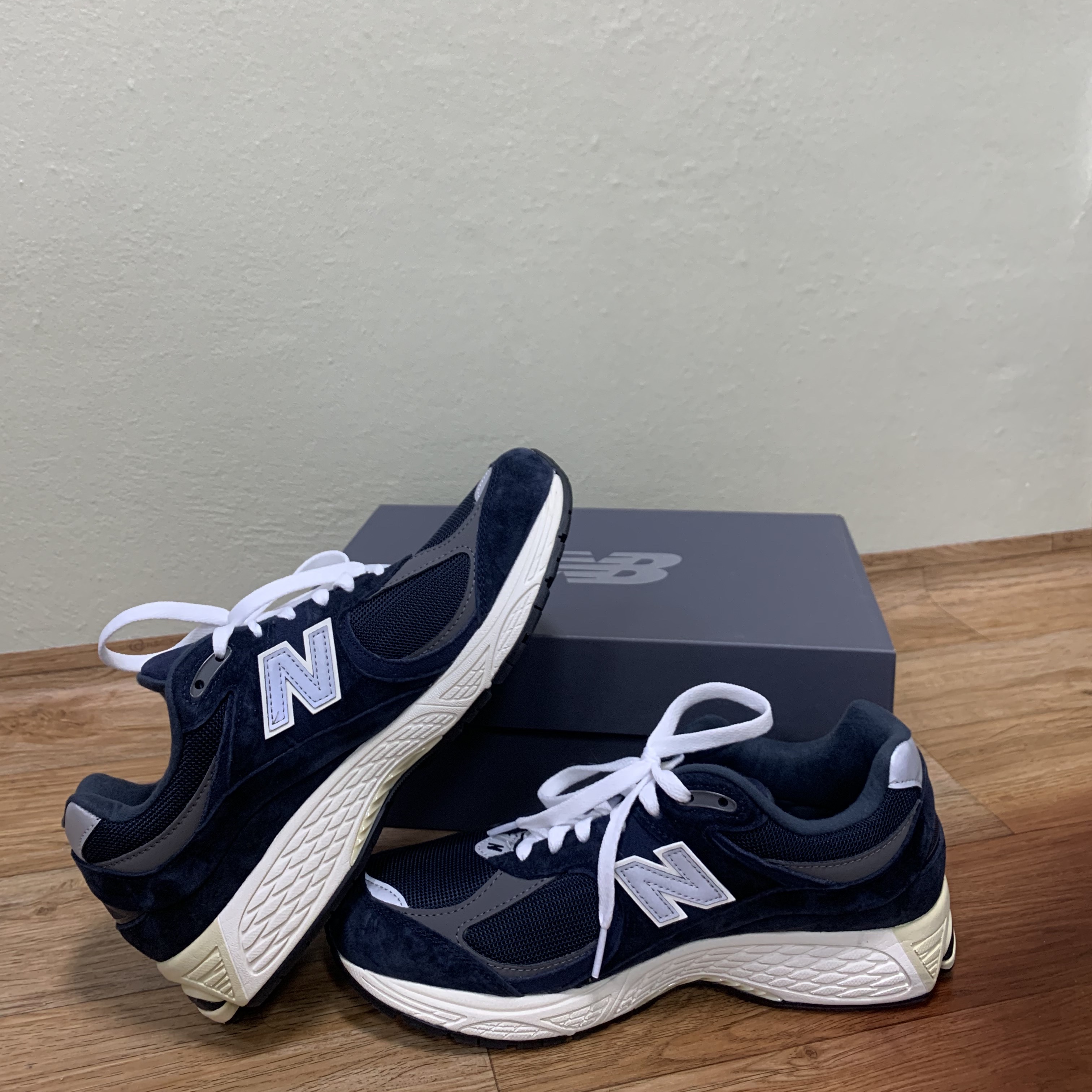 New Balance 2002R Eclipse Castlerock 착용 스타일