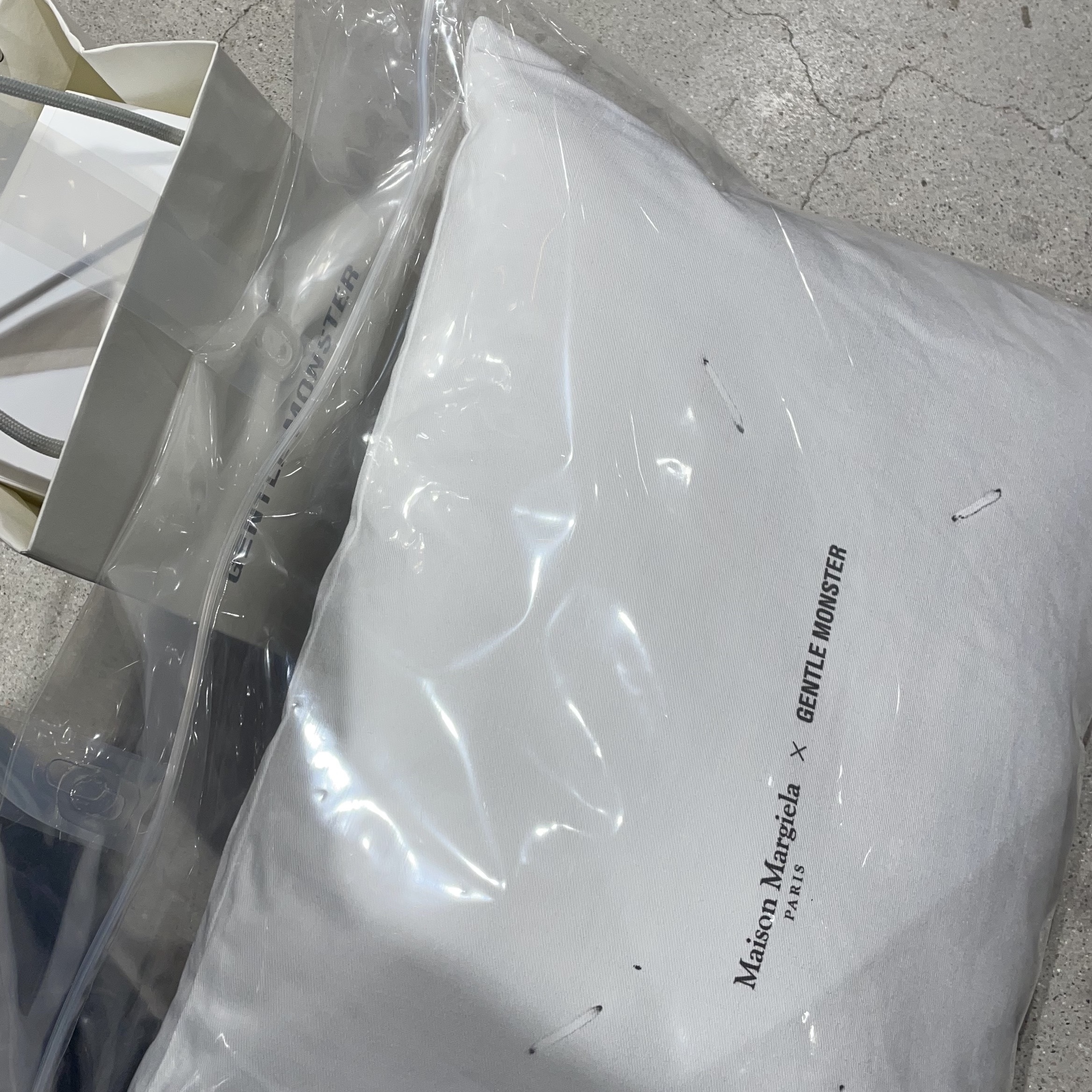 Gentle Monster x Maison Margiela MM004 Black Black 착용 스타일