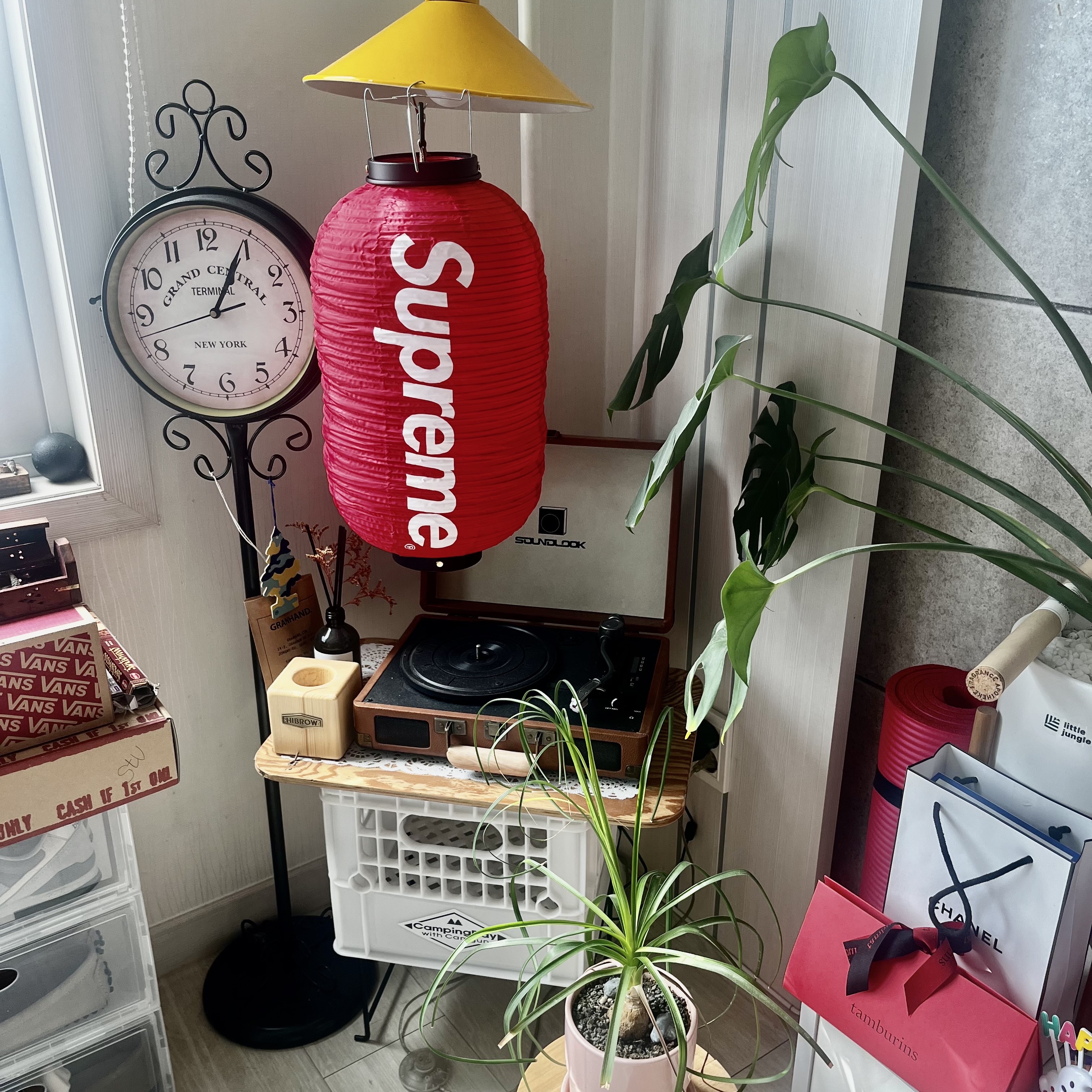 Supreme Hanging Lantern Red - 19FW 착용 스타일